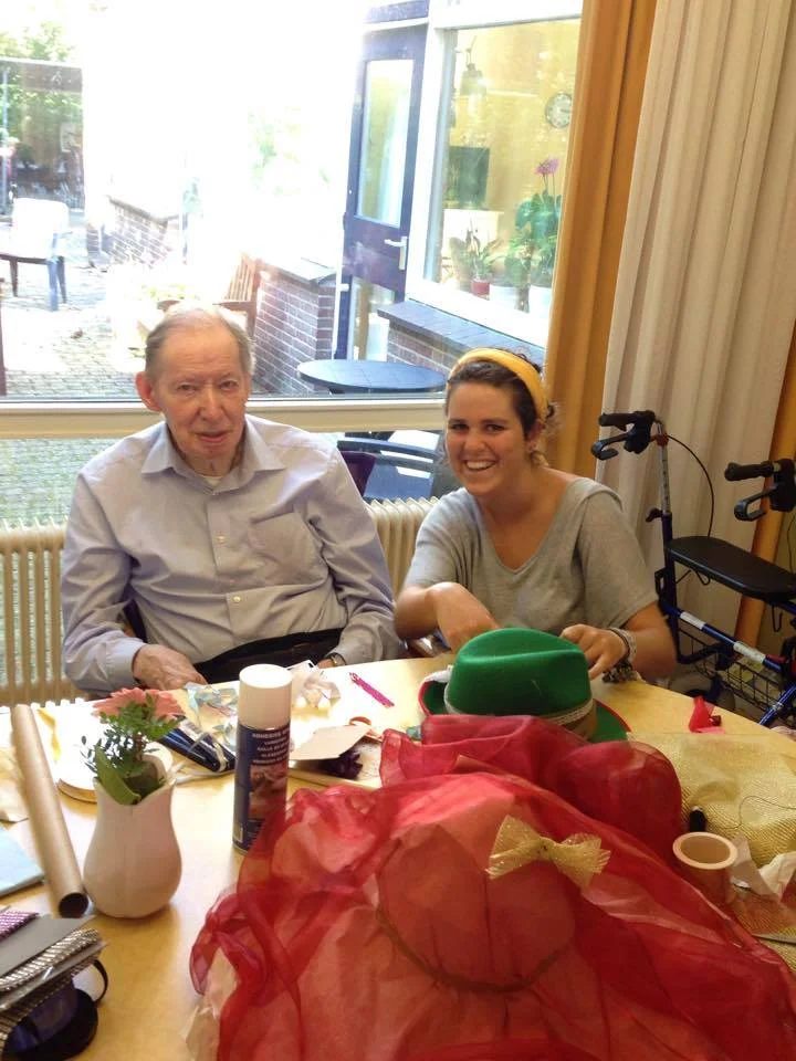 Gezellige afternoon at an elderly home.
