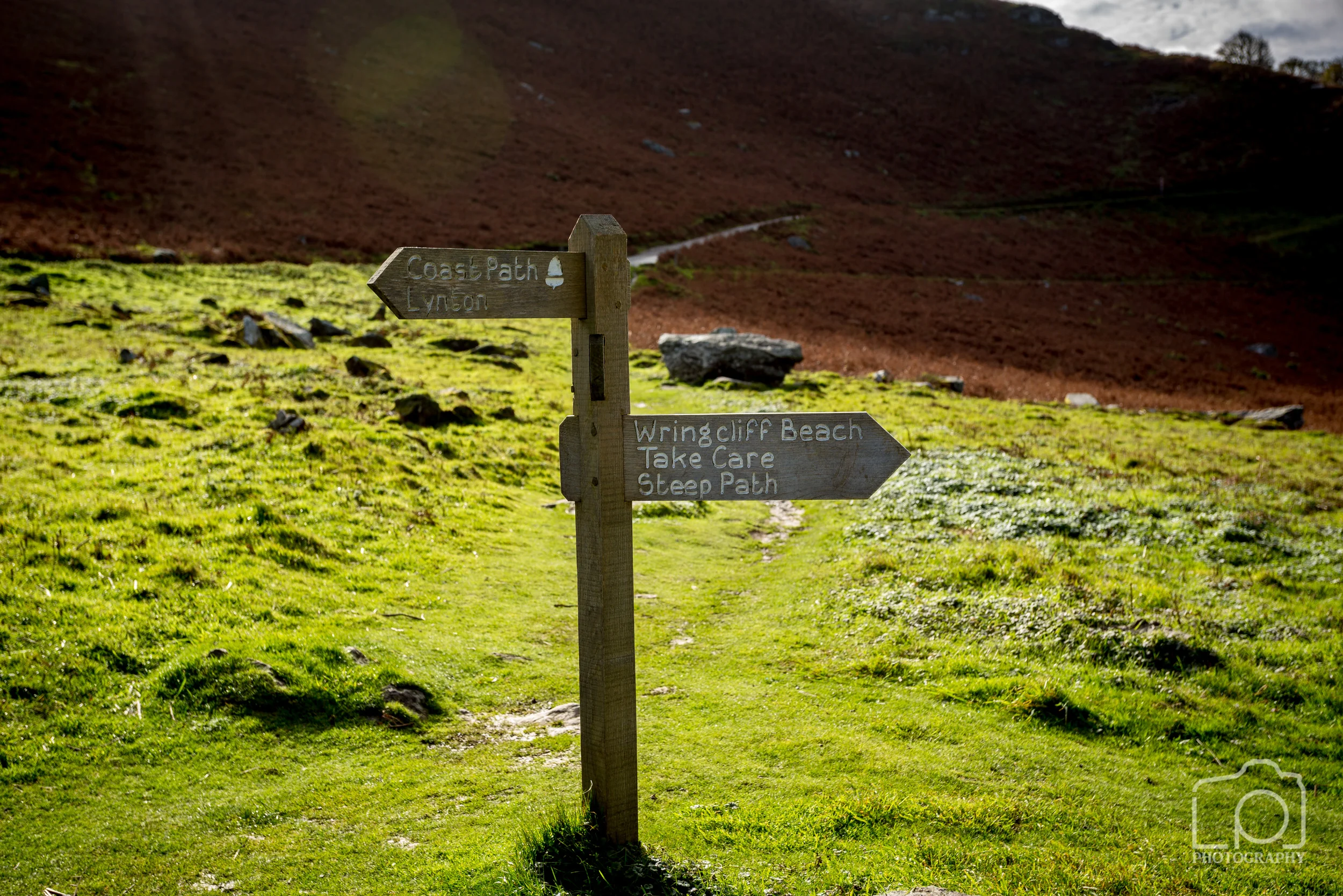 Sign to Wringcliff Beach footpath