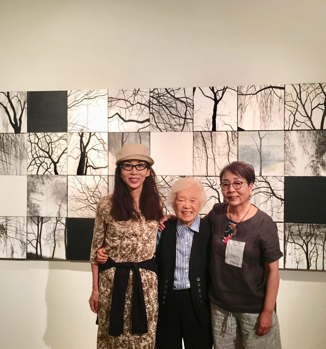 Lydia 中央/ Hei Myung の作品の前で。(2017年撮影)