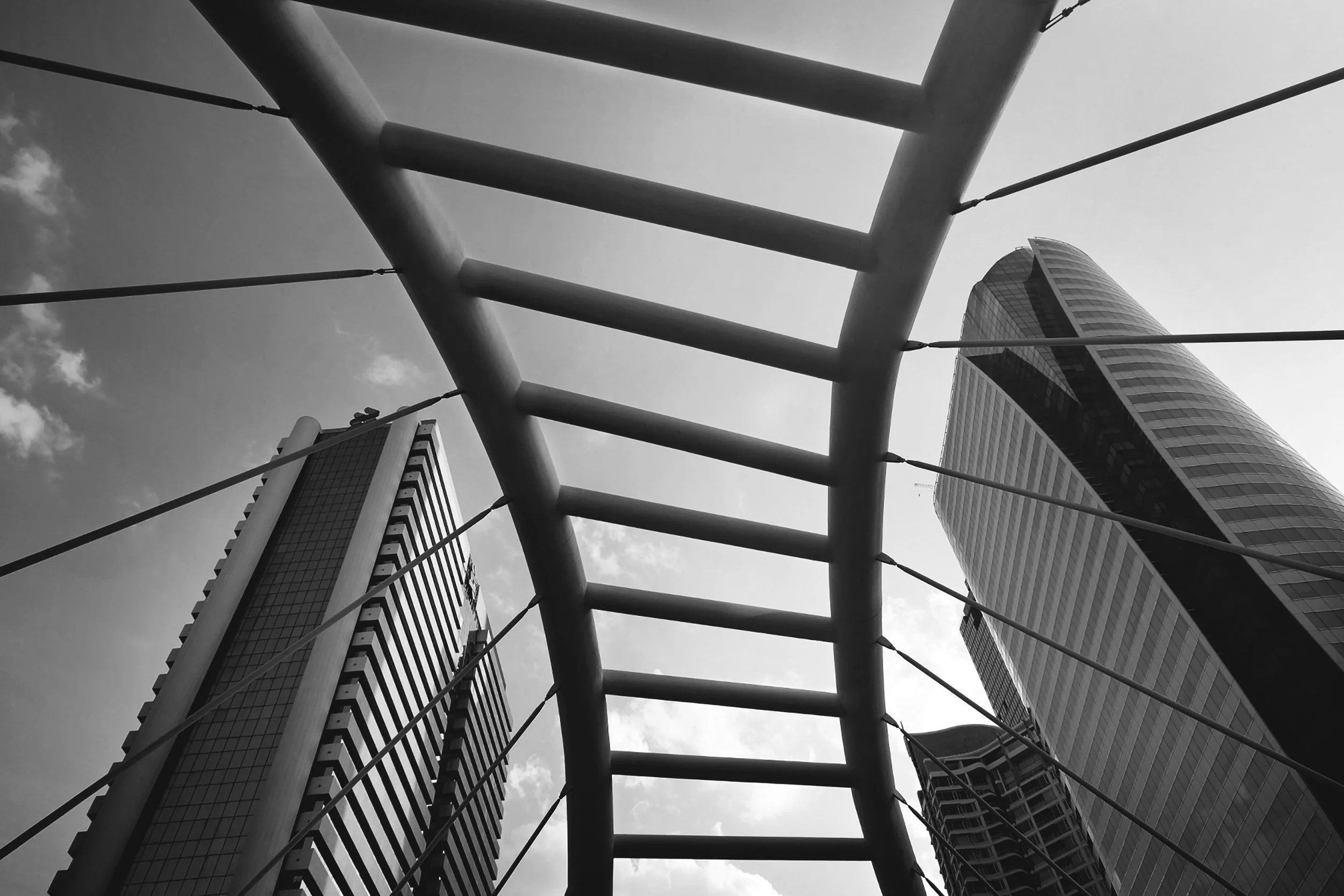puente-arquitectonico-escala-grises-bangkok.jpg