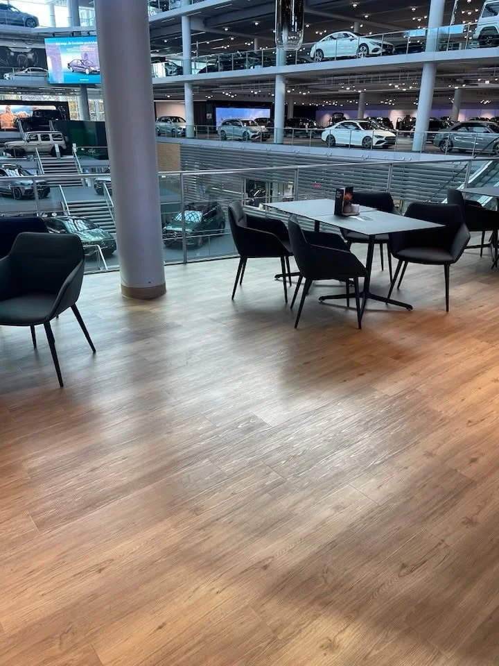 T&auml;ll&auml; viikolla taas M&uuml;nchenin  Mb myym&auml;l&auml;ss&auml; Europan isoin ja komein myym&auml;l&auml; 6 kerrosta uusia ja k&auml;ytettyj&auml; Jung Sten Mersuja, kahvila on tullut t&auml;n&auml; vuonna tutuksi useita kertoja k&auml;yne