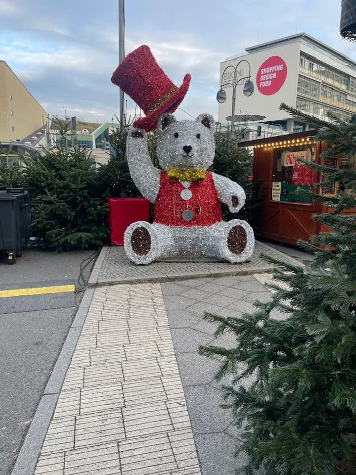 T&auml;&auml;ll&auml; Berlin Zoo perinteinen joulutori aikamoiset turvatoimet betoni aita ja vartijoita/poliiseja ei uusiudu edellinen rasistinen rekka hy&ouml;kk&auml;ys