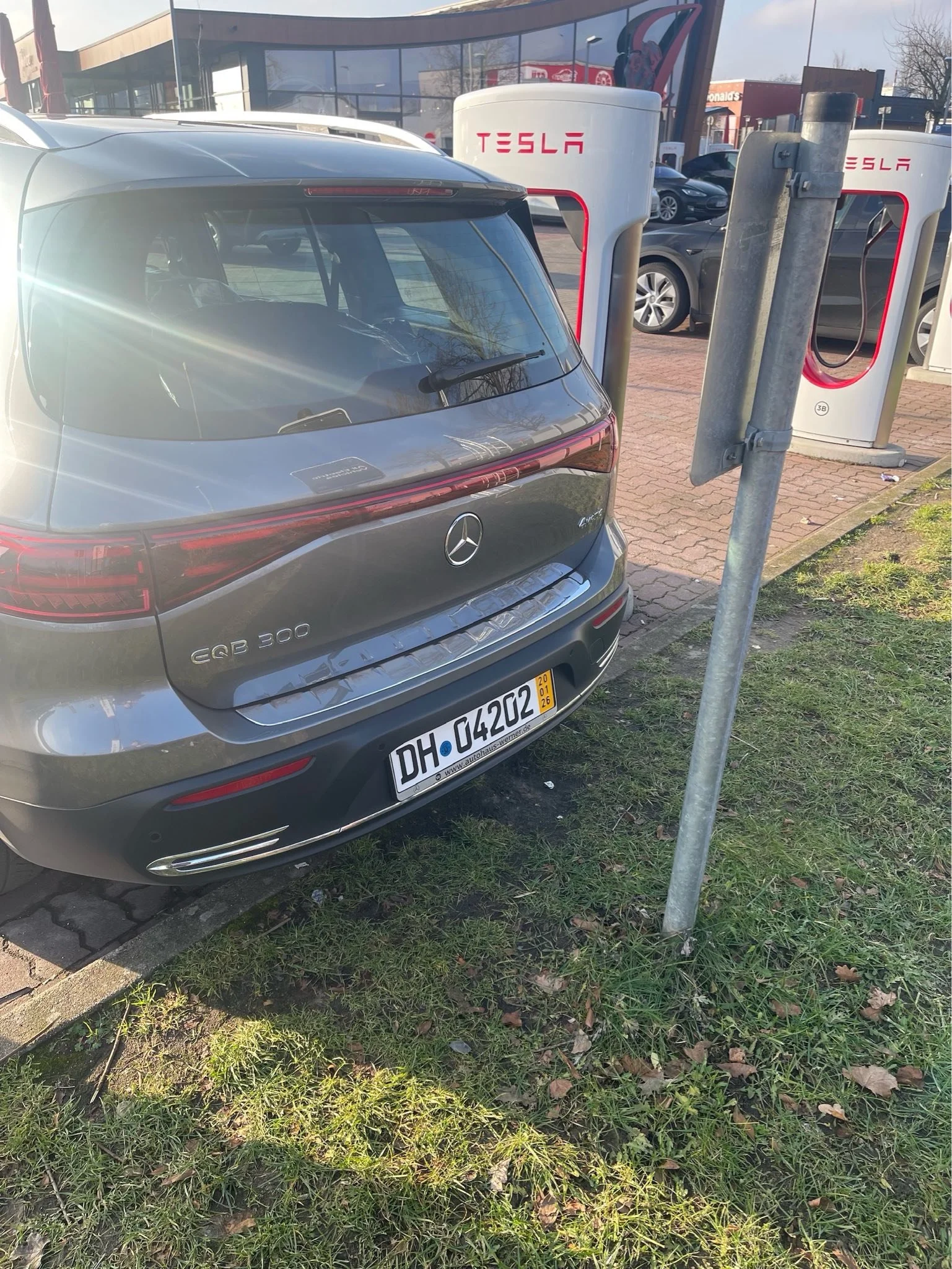 T&auml;n&auml;&auml;n Reinfeld Mersun lataus Teslan laturilla on helppok&auml;ytt&ouml;inen,ei nopea mutta Mersu ei viel&auml; ole nopea ladattava.
Eli Teslan S&auml;hk&ouml; maistuu Mersulle