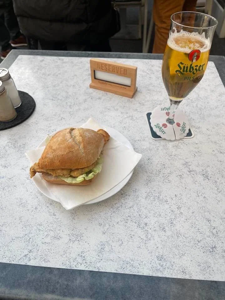 Travemunde satamakadulla Fish burger pakollinen ateria .
Sunnuntaina on aikaa kun kaikki muut liikkeet ovat kiinni