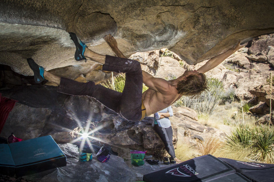 roof-climbing-at-hueco-tanks