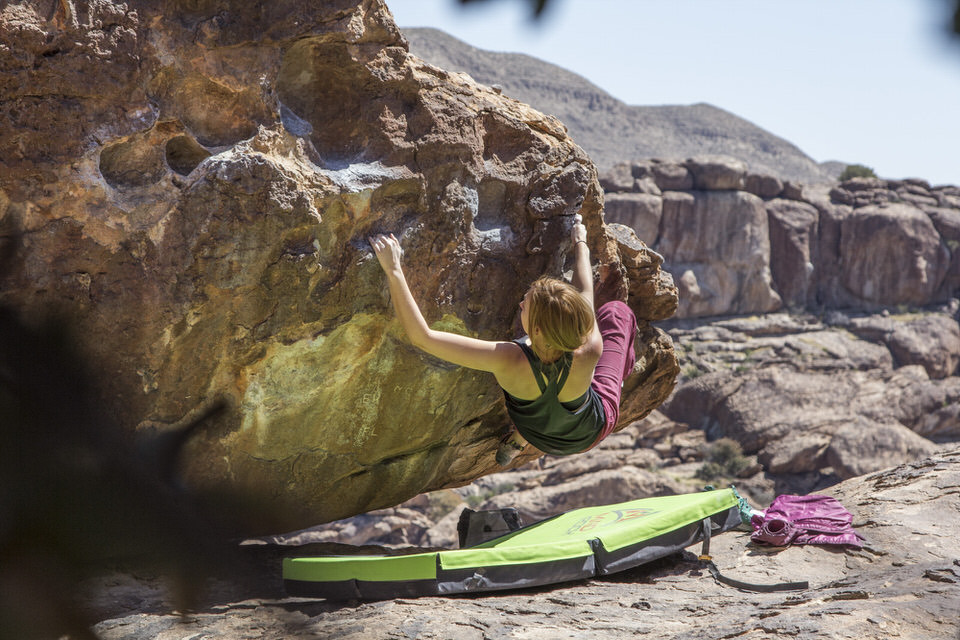 girl-climber-at-hueco-tanks