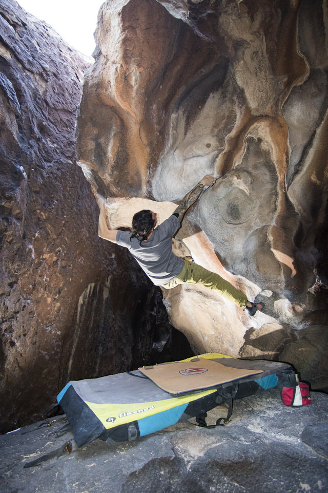 V6-bouldering-at-hueco-tanks