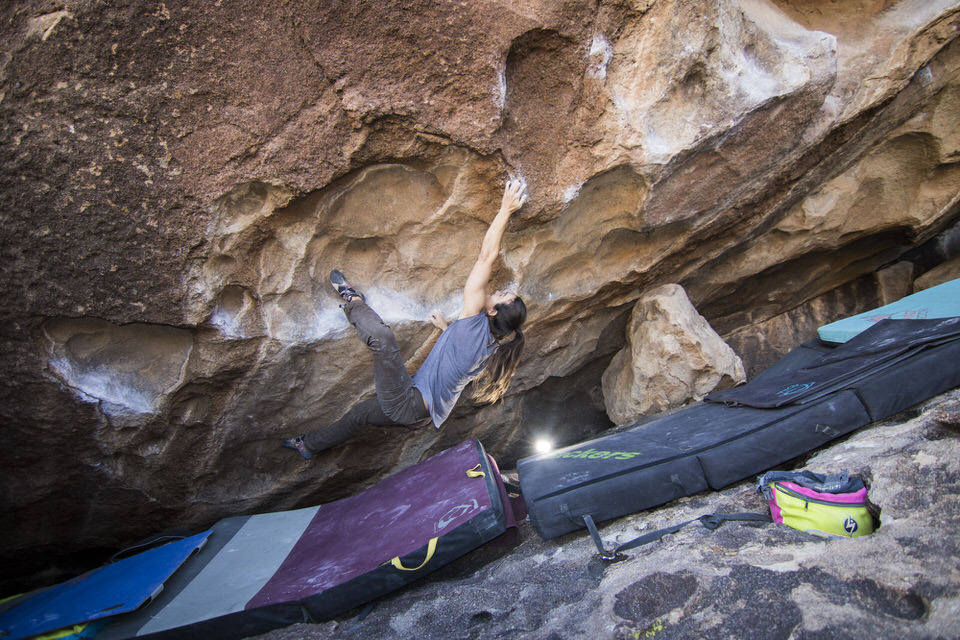 girl-climbing-at-hueco-tanks