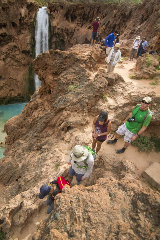 hikers-mooney-falls