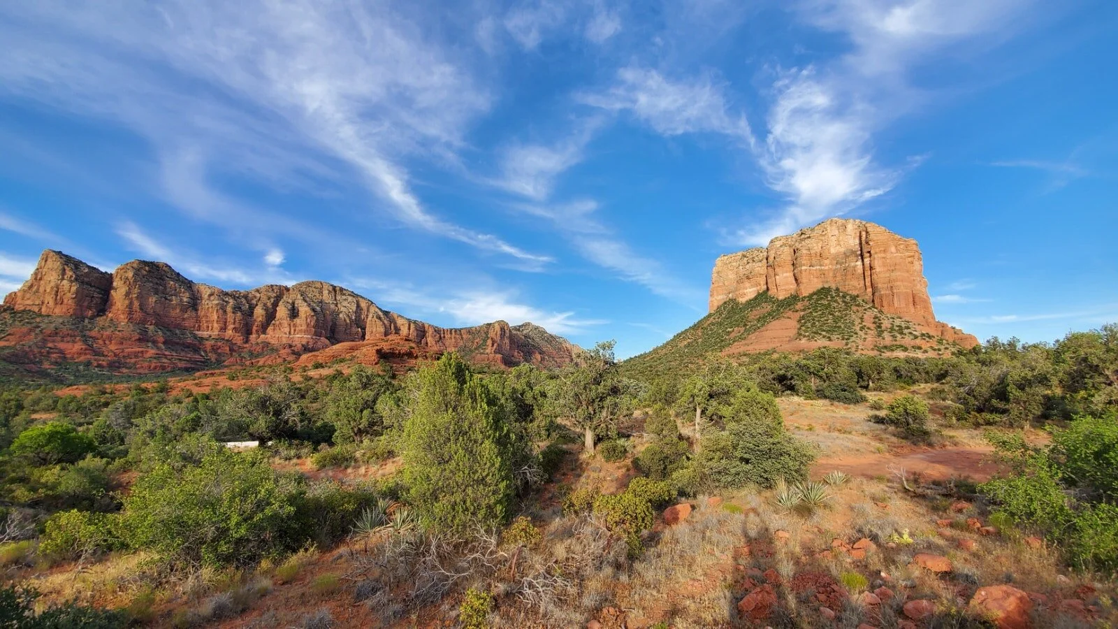 This moderate loop is a great trail to see some of the most distinctive sandstone formations in Sedona, including Bell Rock, Courthouse Butte, and Cathedral Rock