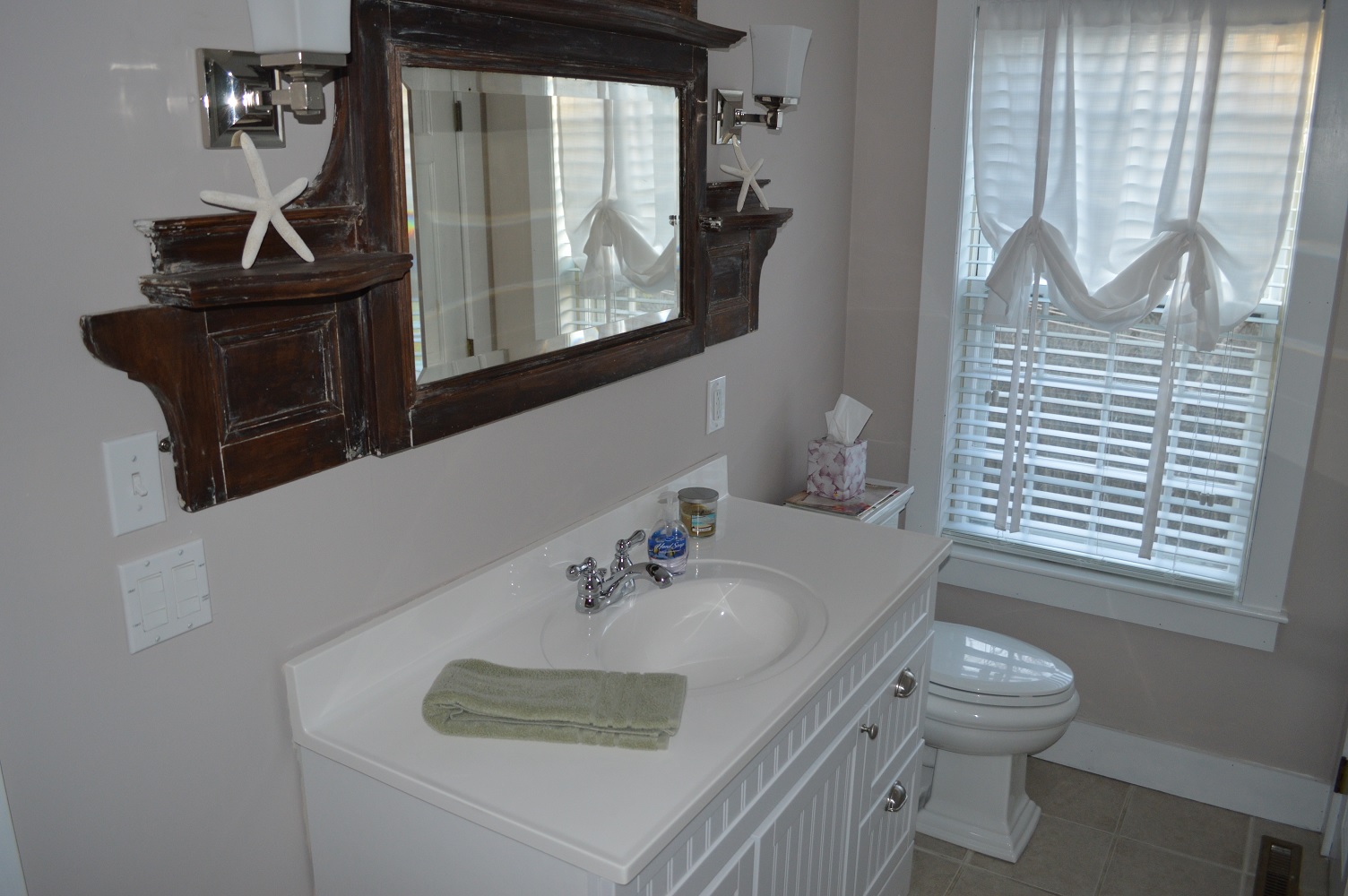 Downstairs bathroom with shower/tub and laundry closet