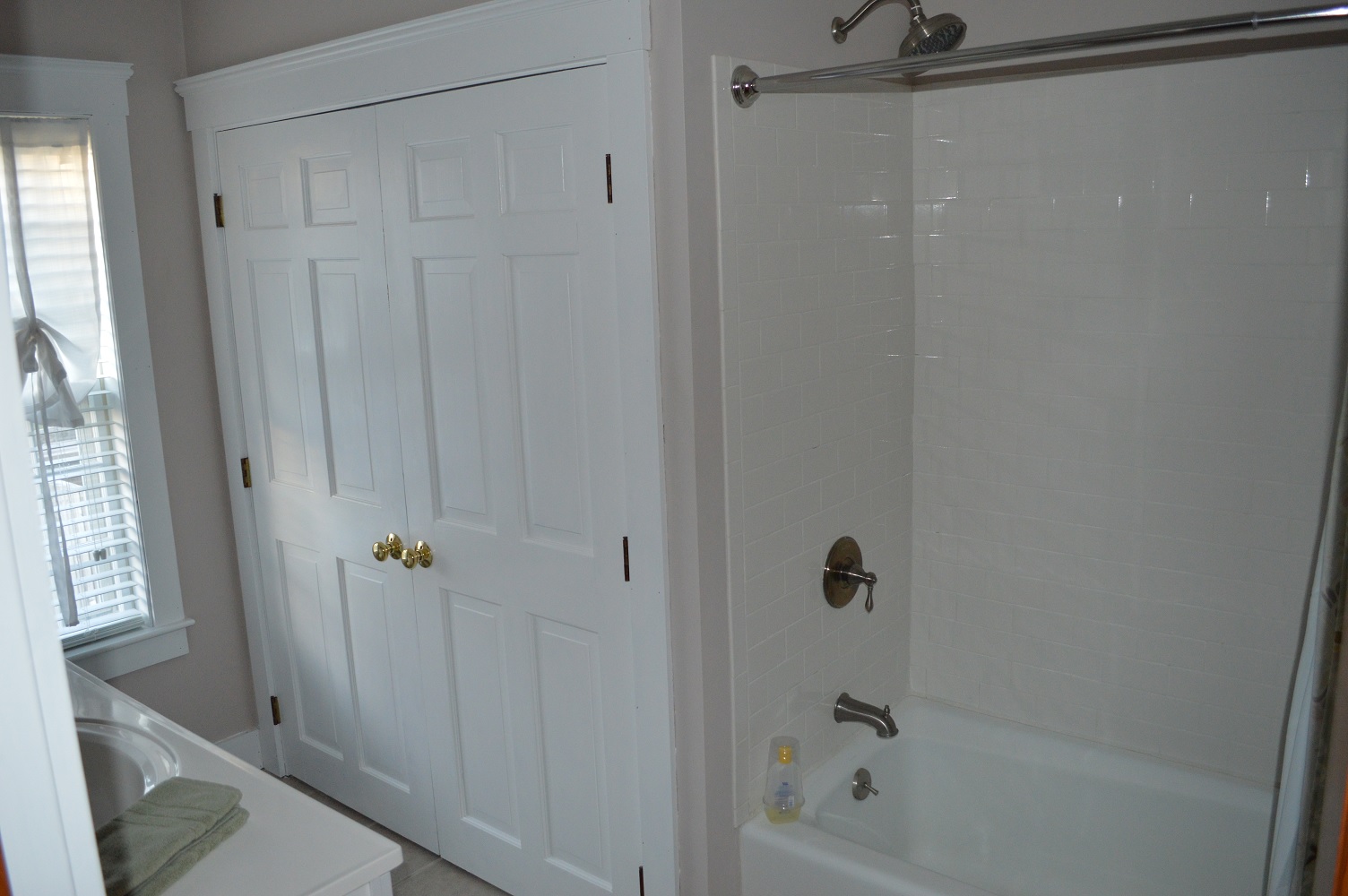 Downstairs bathroom with shower/tub and laundry closet