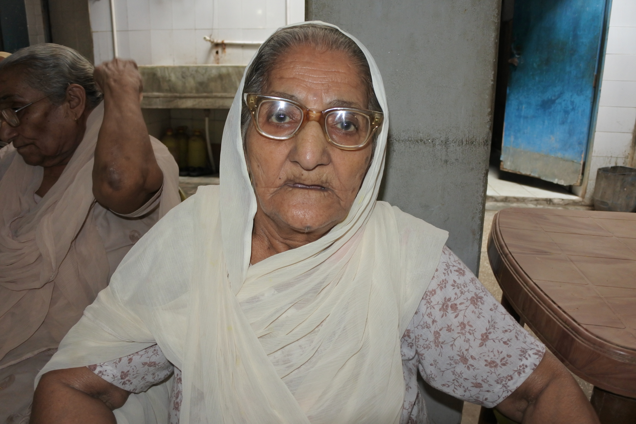 Meet Sheema. She is 61 years old and has kidney failure. As a result, both of her legs are swollen. She also gets sick very often. She requires dialysis to help her live a longer life. 