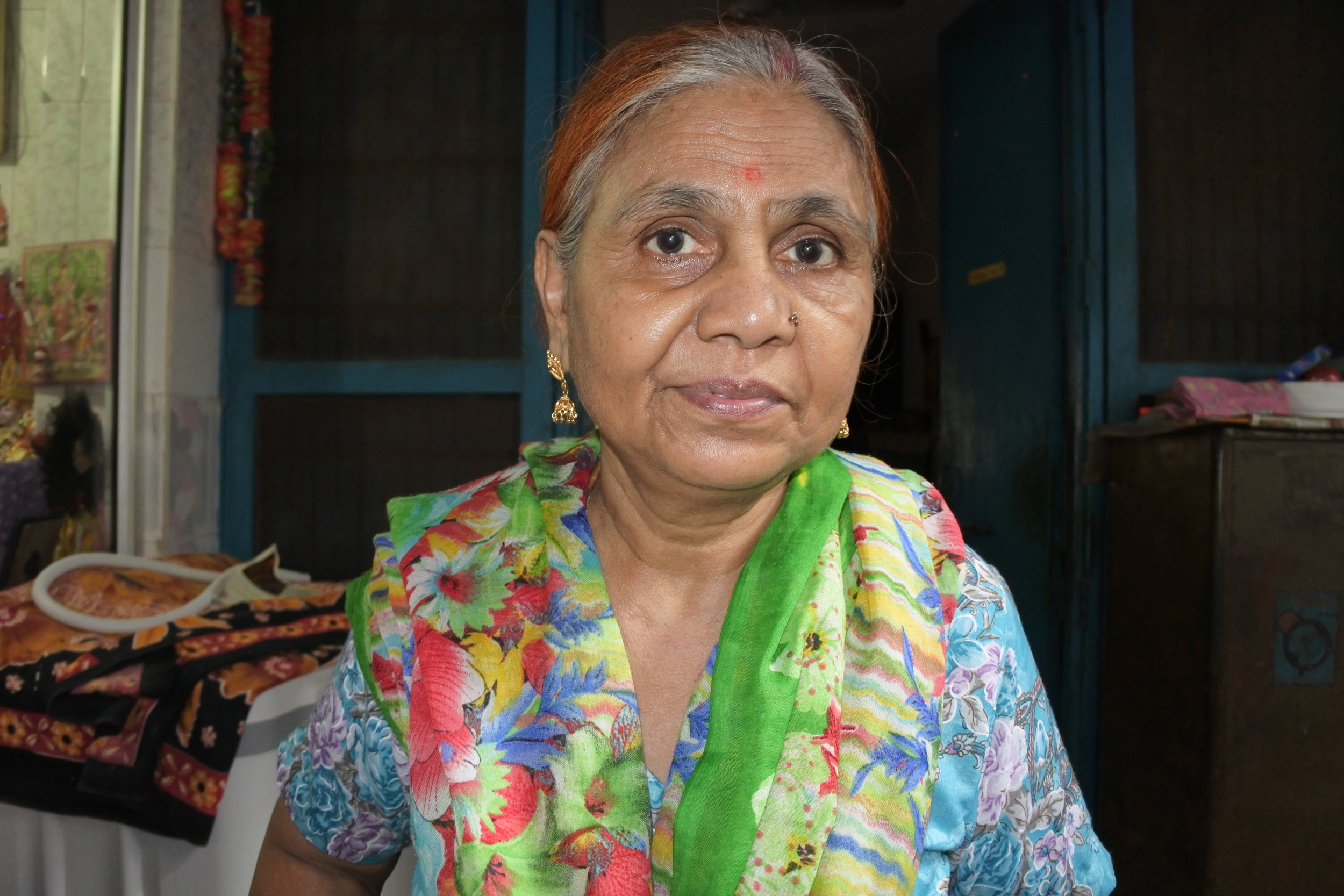 Meet Shriya. She is 71 years old. She has had arthritis for many years. Because the cartilage in her right knee has deteriorated, she experiences a lot of pain. She requires a total right knee replacement.