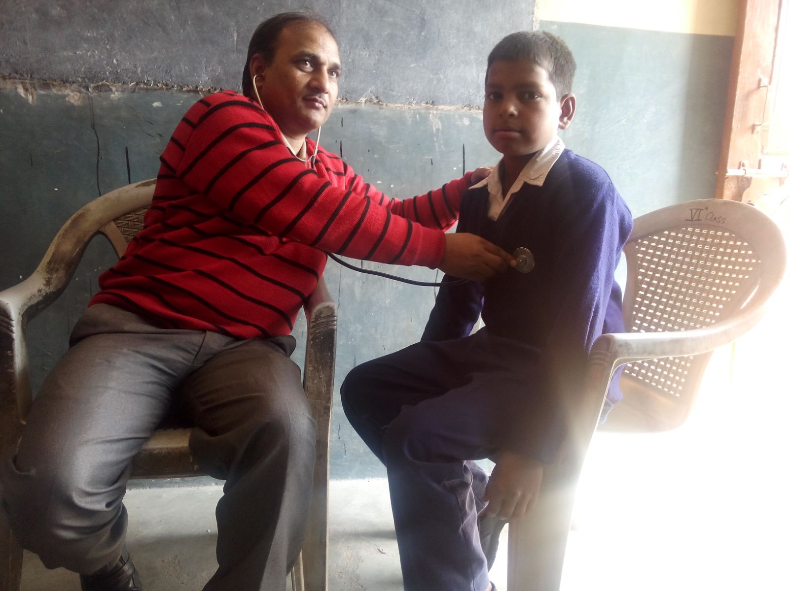 Meet Samar. He is 9 years old. He works with his father as a laborer on weekends. His father tells us that Samar is the hardest worker in the group and is very proud of him. Samar has been having pain in his right elbow since he fell at work. 
