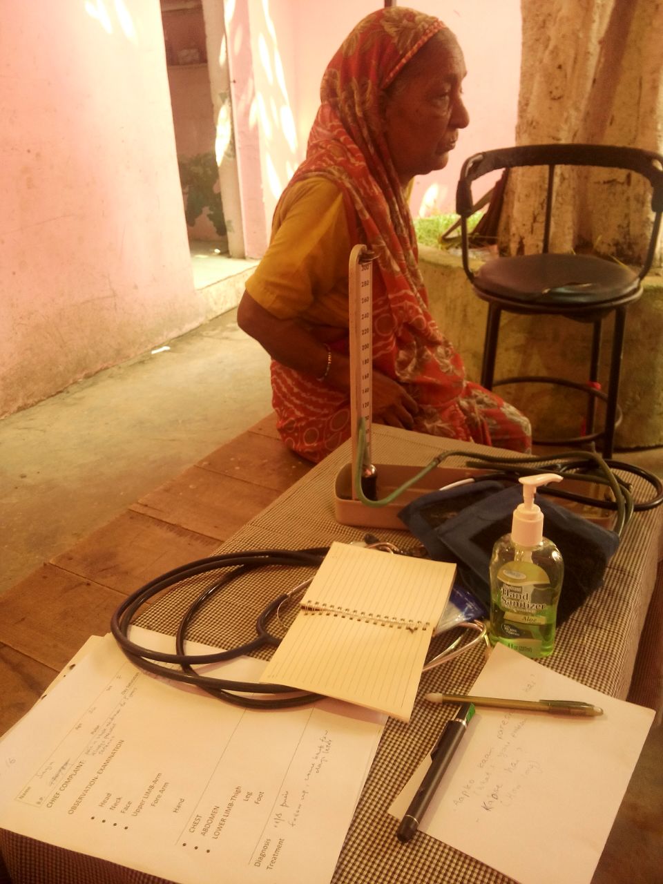 Meet Himani. She is 61 years old. She has a cataract in her right eye. She lives with two generations of her family in the same community. Before her arthritis, she painted almost daily. 