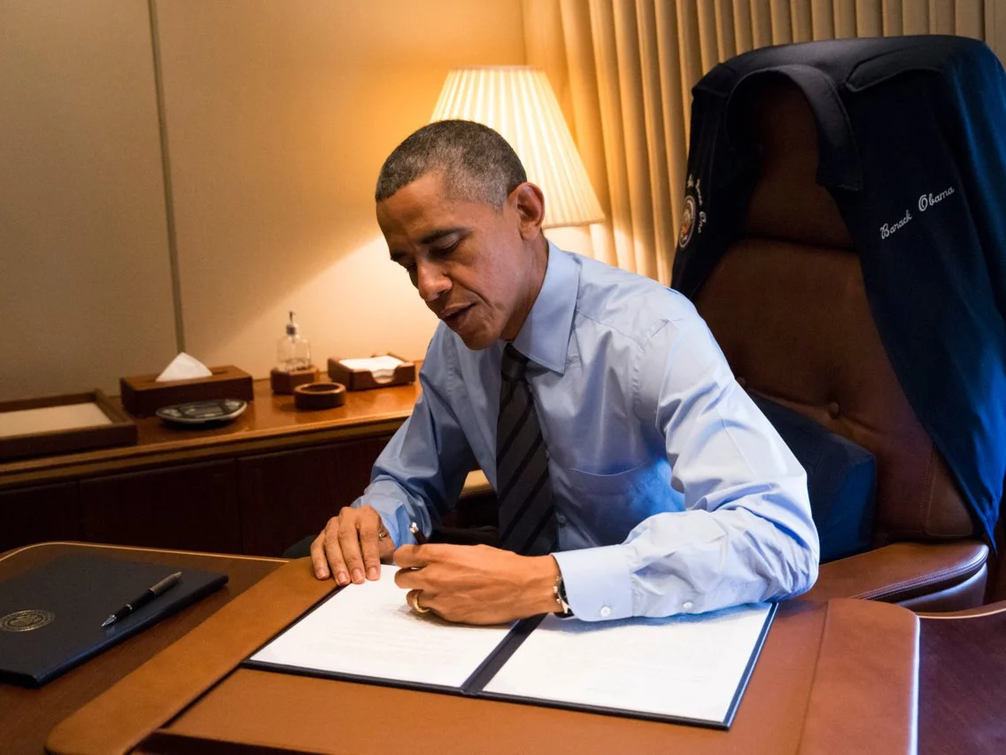 Obama writes with his left hand.jpg