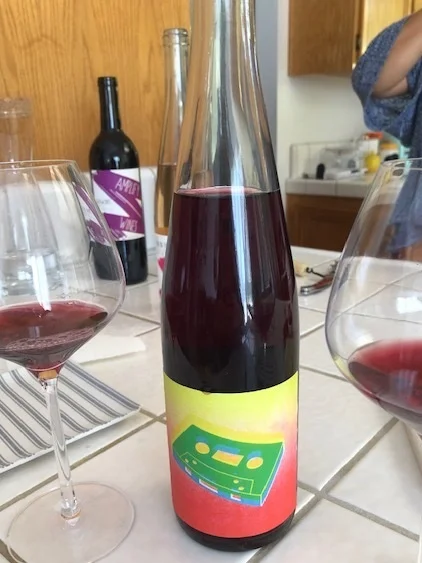 A blend of Grenache Blanc, Tempranillo, Merlot and Refosco.