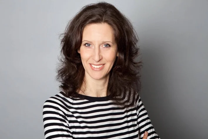 Portraitfoto Contentessa vor grauem Hintergrund
