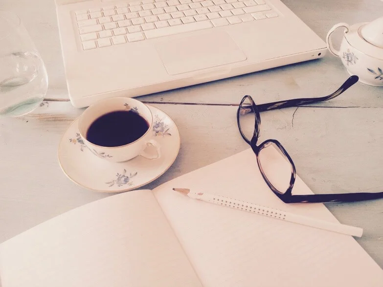 Schreibtisch-mit-laptop-und-brille.jpg