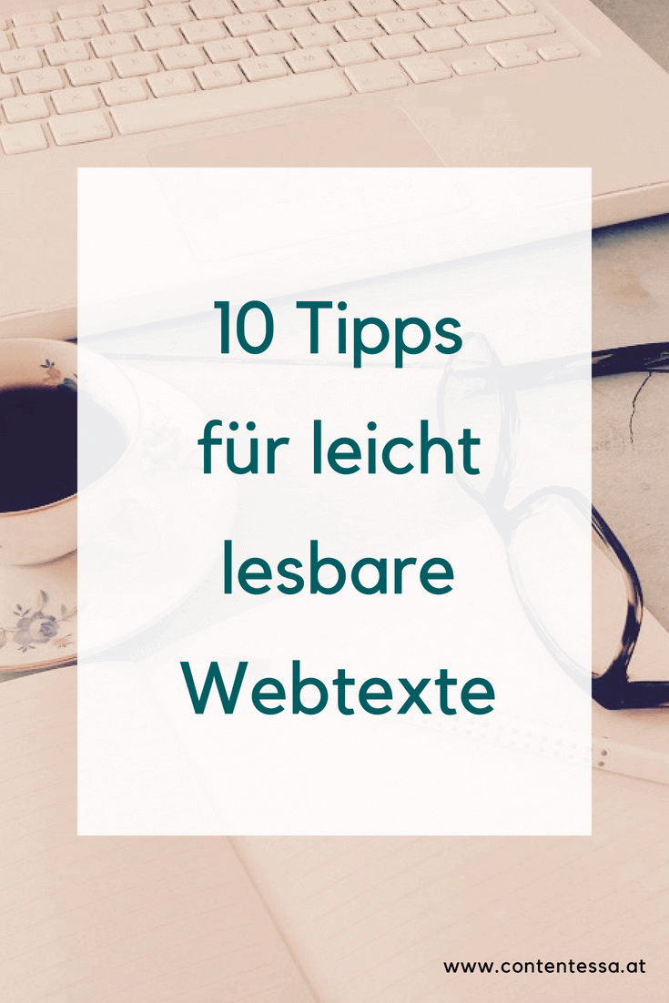 Tisch mit Laptop, Kaffe, Brille, Block und Bleistift