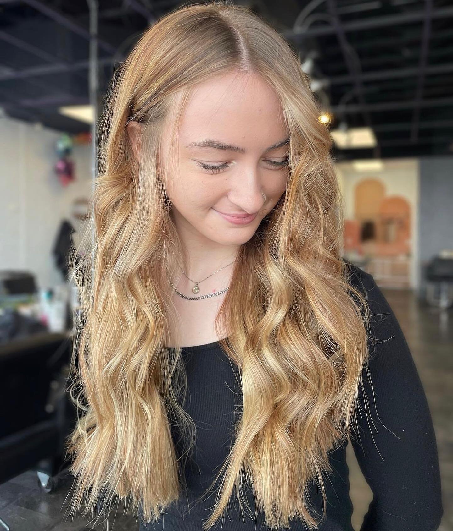 👏🏼 👏🏼 👏🏼 HONEY 👏🏼 👏🏼 👏🏼 

Honey bronde by @blondedbybaylee 

#alaskasalon #alaskahair #anchoragesalon #anchoragehair #alaska #anchorage #honeybrondehair