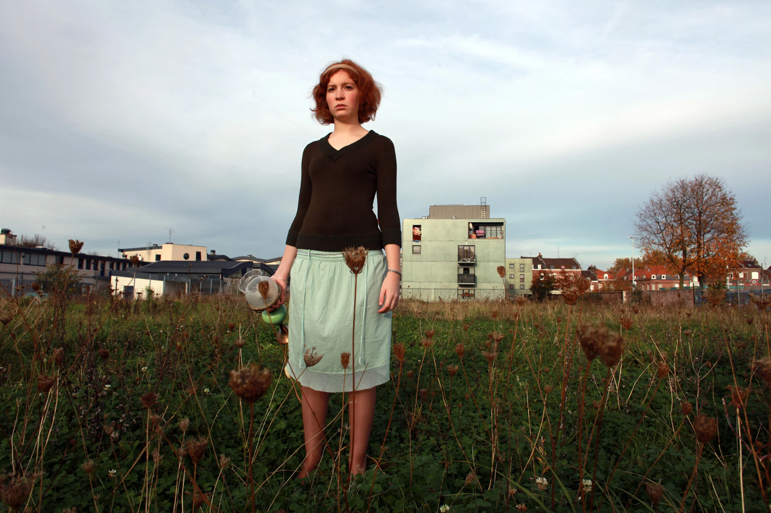 W-lands © 2013 - All rights reserved Julie Merckling Les lieux que j'ai choisis pour W-lands sont en sursis. Non affectés à un usage, ils sont forcément éphémères. La ville construit sans cesse sur elle-même et ces endroits vivent alors hors du temps, en attente d'une nouvelle désignation. Dans ces wastelands , des femmes errent, sans doute depuis un certain temps. Oisives, résignées ou déterminées, elles attendent la suite.