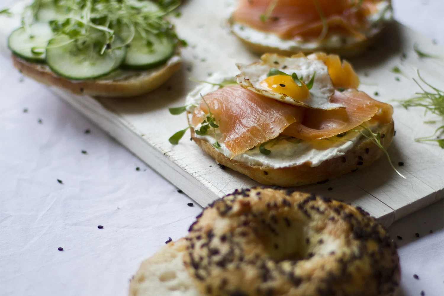 Bagels mit Wasabi-Gurken-Frischkäse und Wachtel Spiegelei