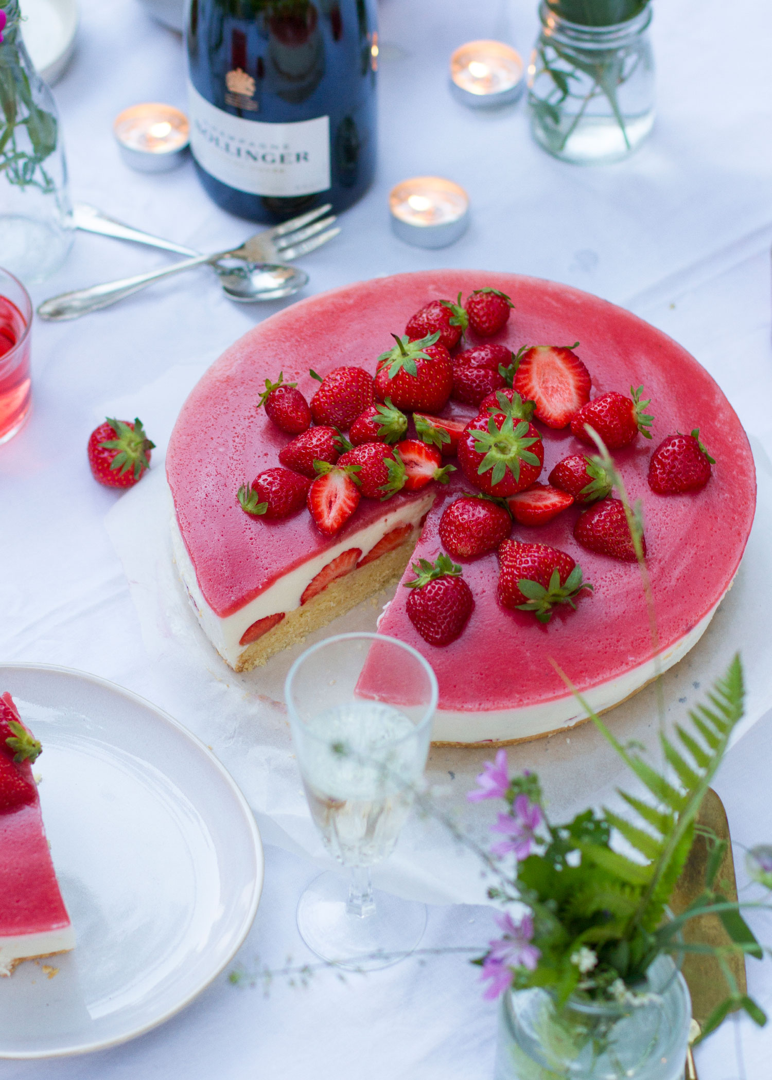 04_NOMNOM_Erdbeer_Champagner_Torte.jpg