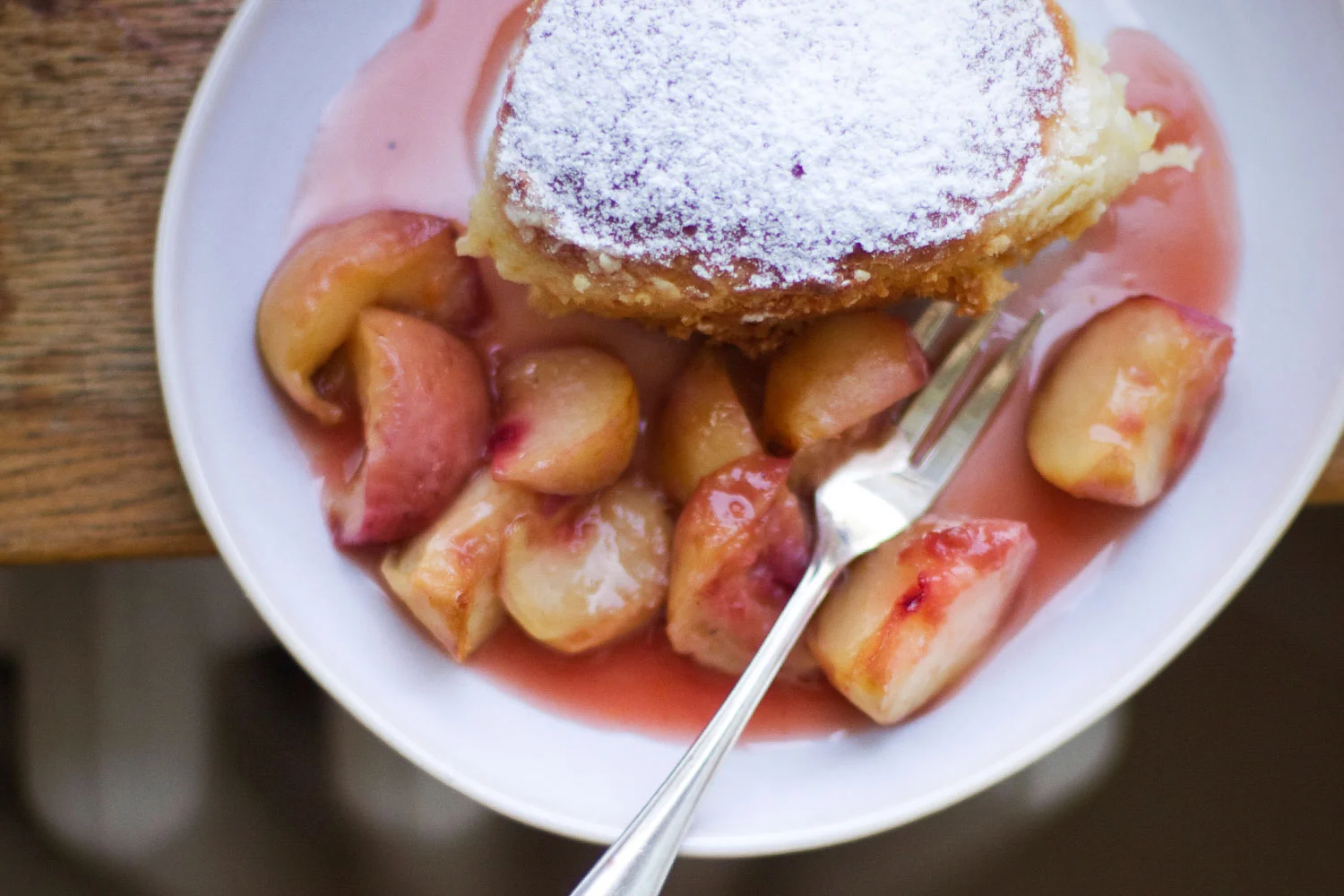 Dampfnudeln mit Gerösteten Weisswein-Pfirsichen