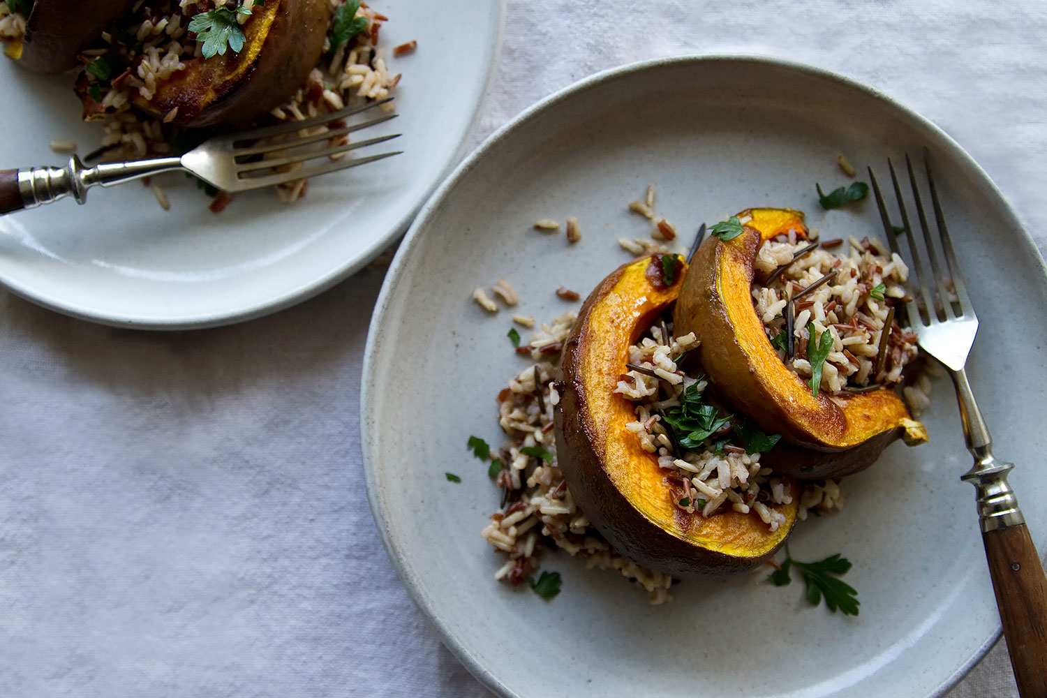 Gerösteter Miso-Kürbis auf Wildreis