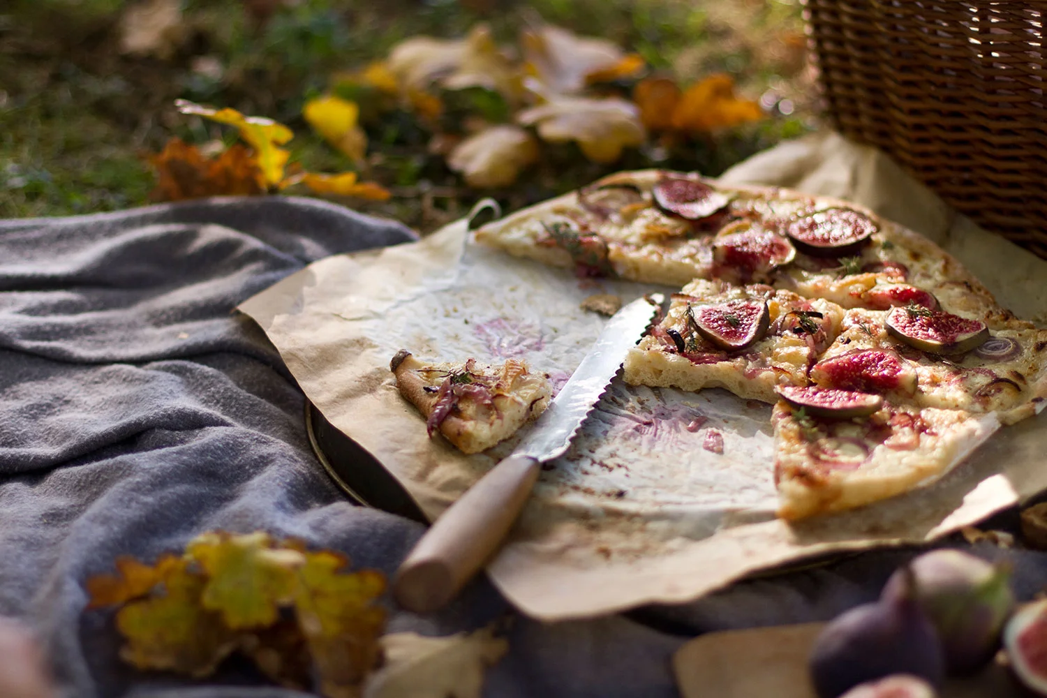 Flammkuchen mit karamellisierten Zwiebeln, Ziegenkäse und Feigen