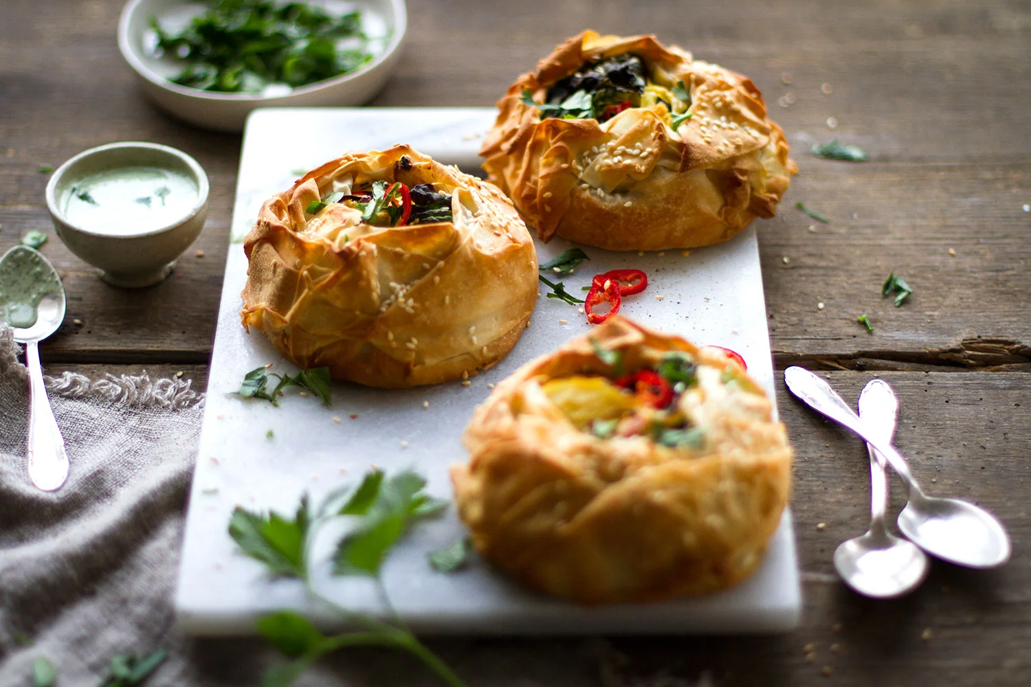Fenchel Poulet Strudel mit Minz Raita