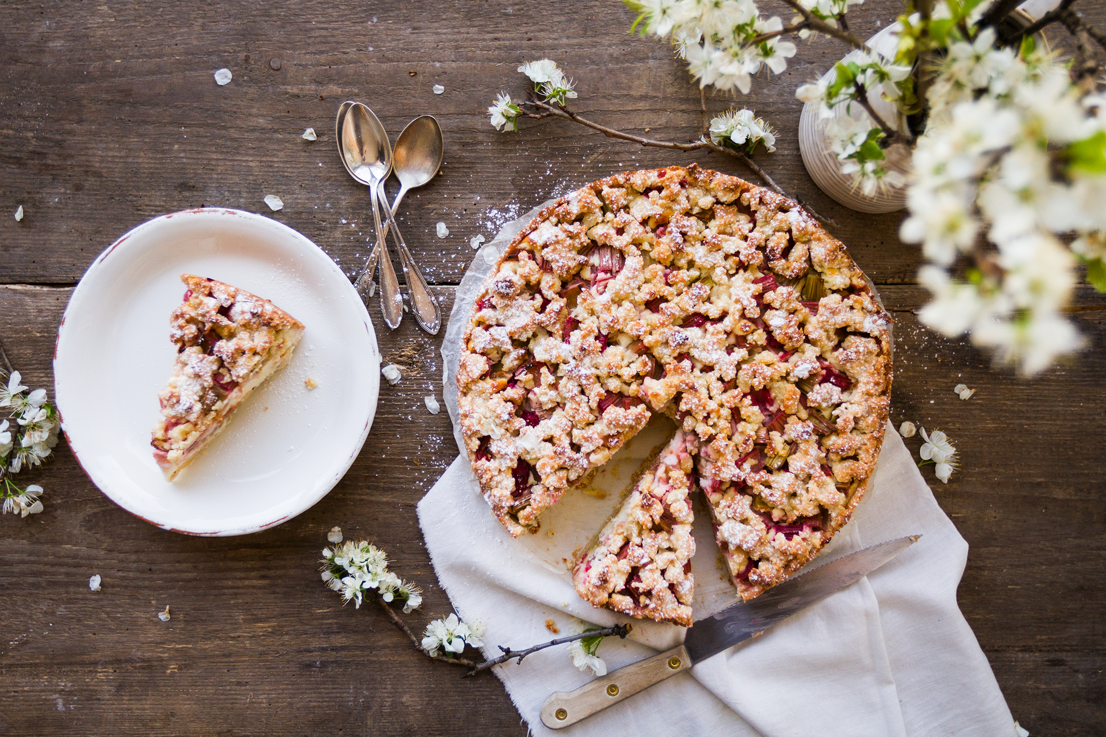 01_NOMNOM_Rhabarber-Streuselkuchen.jpg