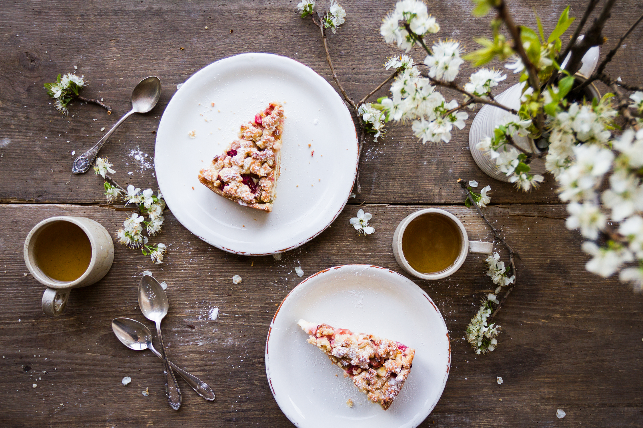 04_NOMNOM_Rhabarber-Streuselkuchen.jpg