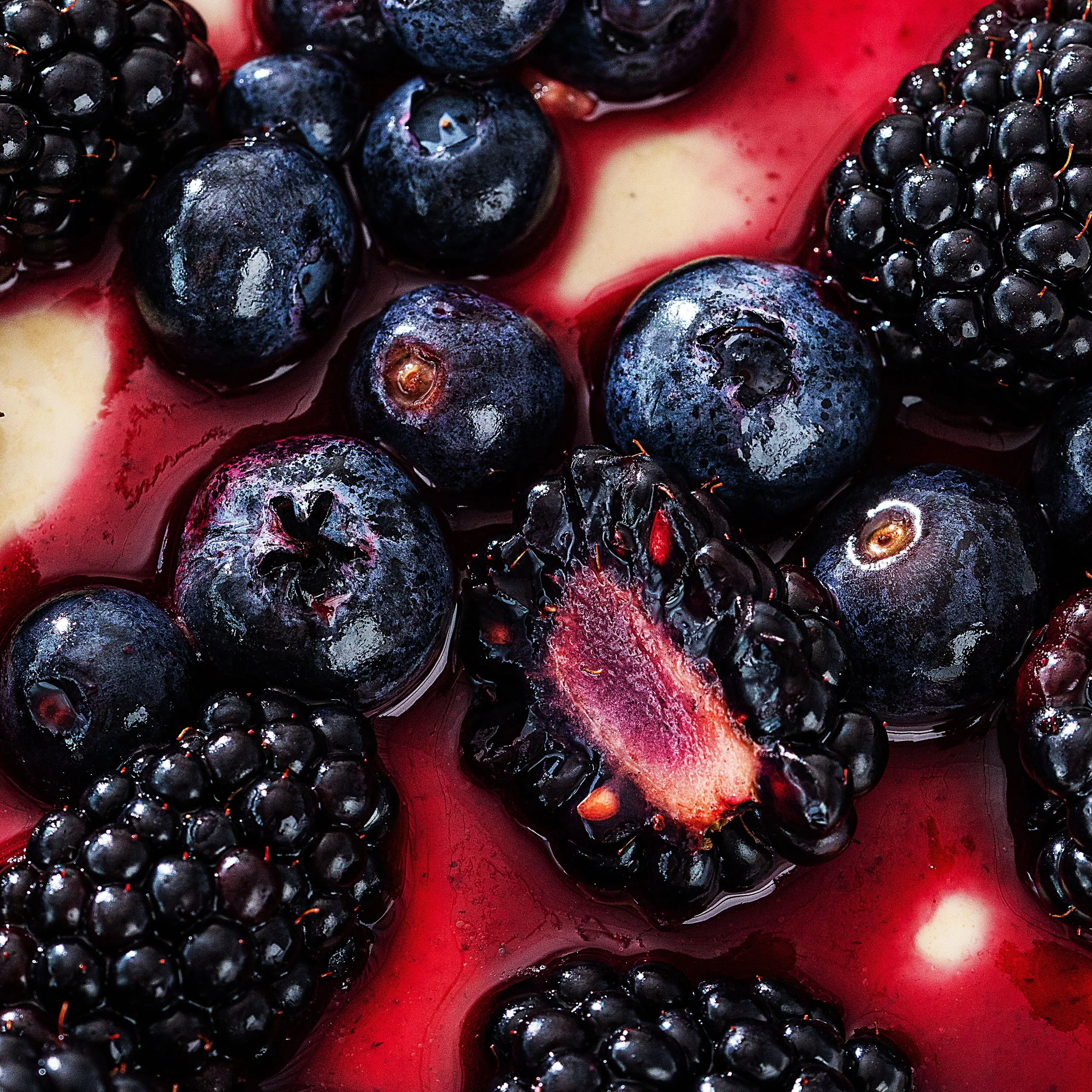 Hōjicha Panna Cotta mit Brombeeren