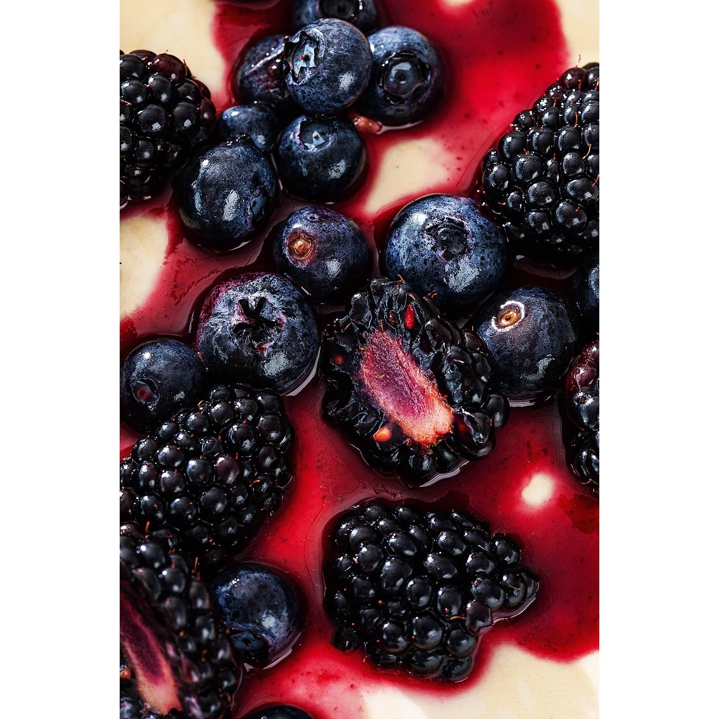Inspiriert von &ldquo;Hōjicha Latte&rdquo; haben wir den Trend-Tee f&uuml;r unser neustes Rezept verwendet. Ihr findet unser &bdquo;Hōjicha Panna Cotta mit Brombeeren&ldquo; neu auf nom-nom.ch