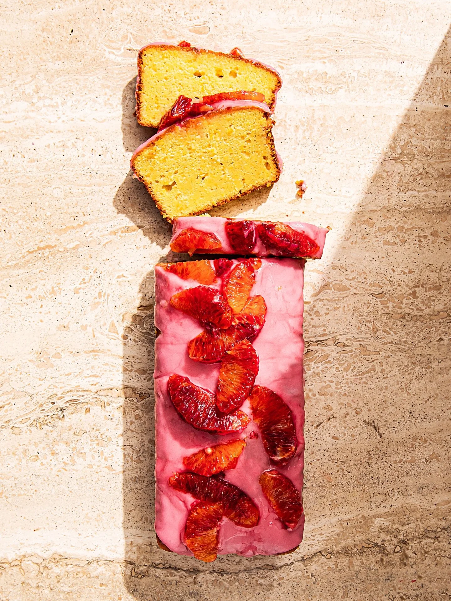 Endlich haben Blutorangen wieder Saison! Wie w&auml;rs mit unserem Ricotta-Orangencake? Das Rezept findet ihr auf nom-nom.ch