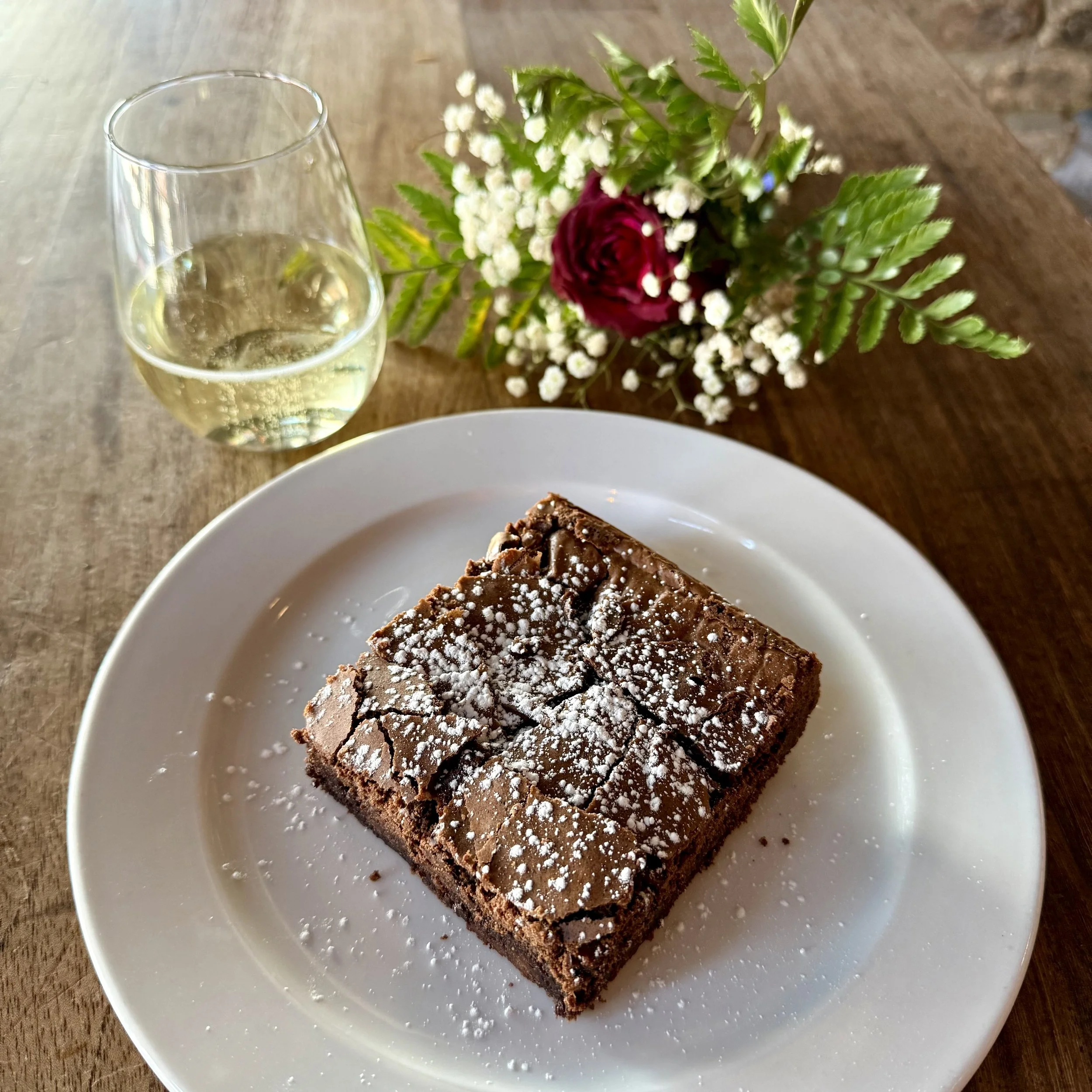   Celebrate love!    Free brownie and glass of bubbles w/ purchase of entree during Valentine’s Day dinner service.  4pm-10pm. 