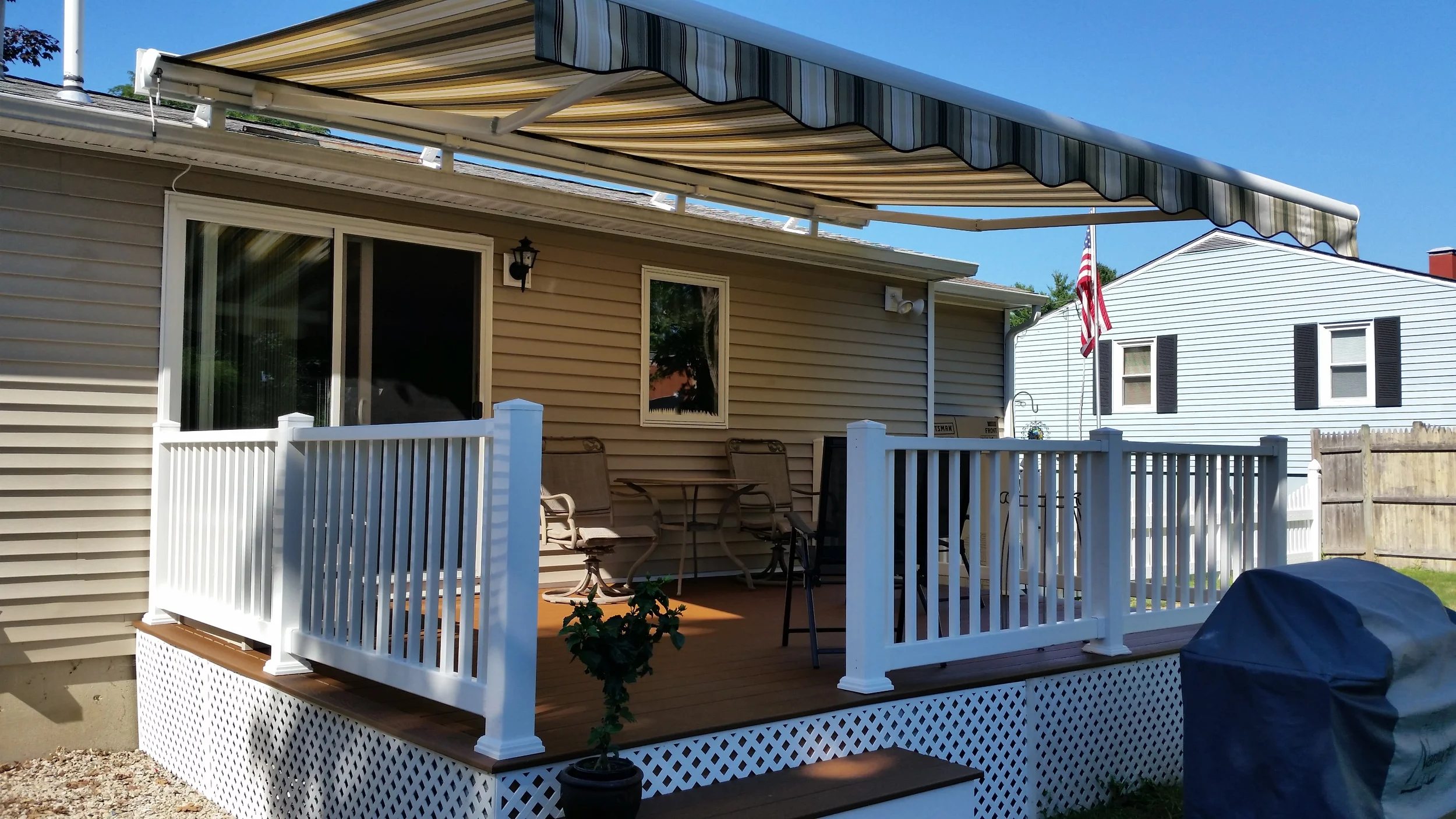 Retractable deck awning