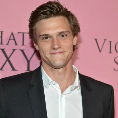 hartley-sawyer-on-red-carpet.jpg