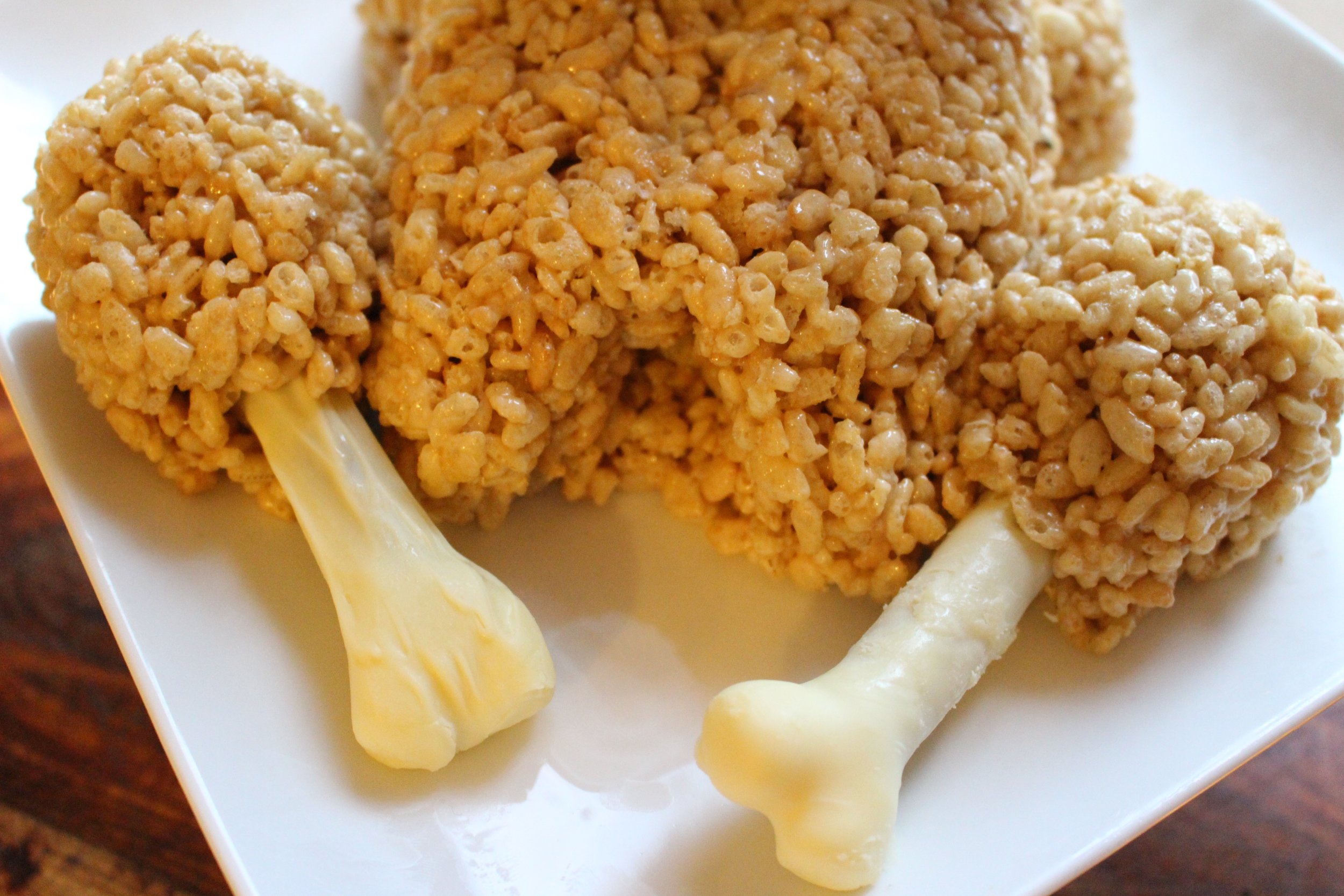 Rice Krispy Treat Turkey | Me & The Moose. Make your kids table a little more festive with a rice krispy treat turkey with white chocolate, pretzel, and marshmallow bones. #meandthemoose #kidsfod #kidstable #ricekrispytreatturkey #candyturkey