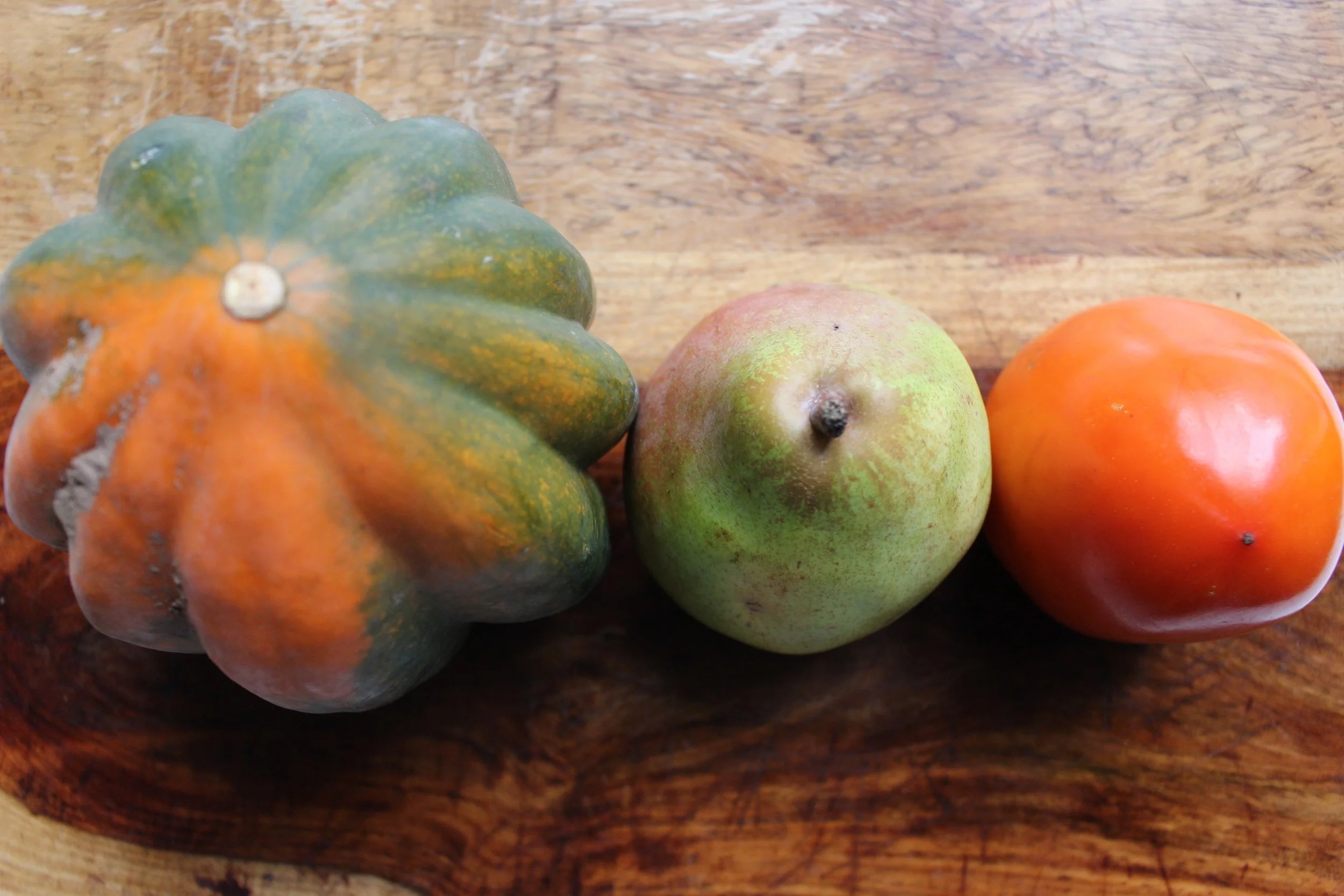 Persimmon, pear, and squash puree | Me & The Moose. This puree tastes like pie filling, but contains no added sugar. #meandthemoose #squashpuree #persimmonpuree #pearpuree #babyfood #toddlerfood #hiddenvegetables