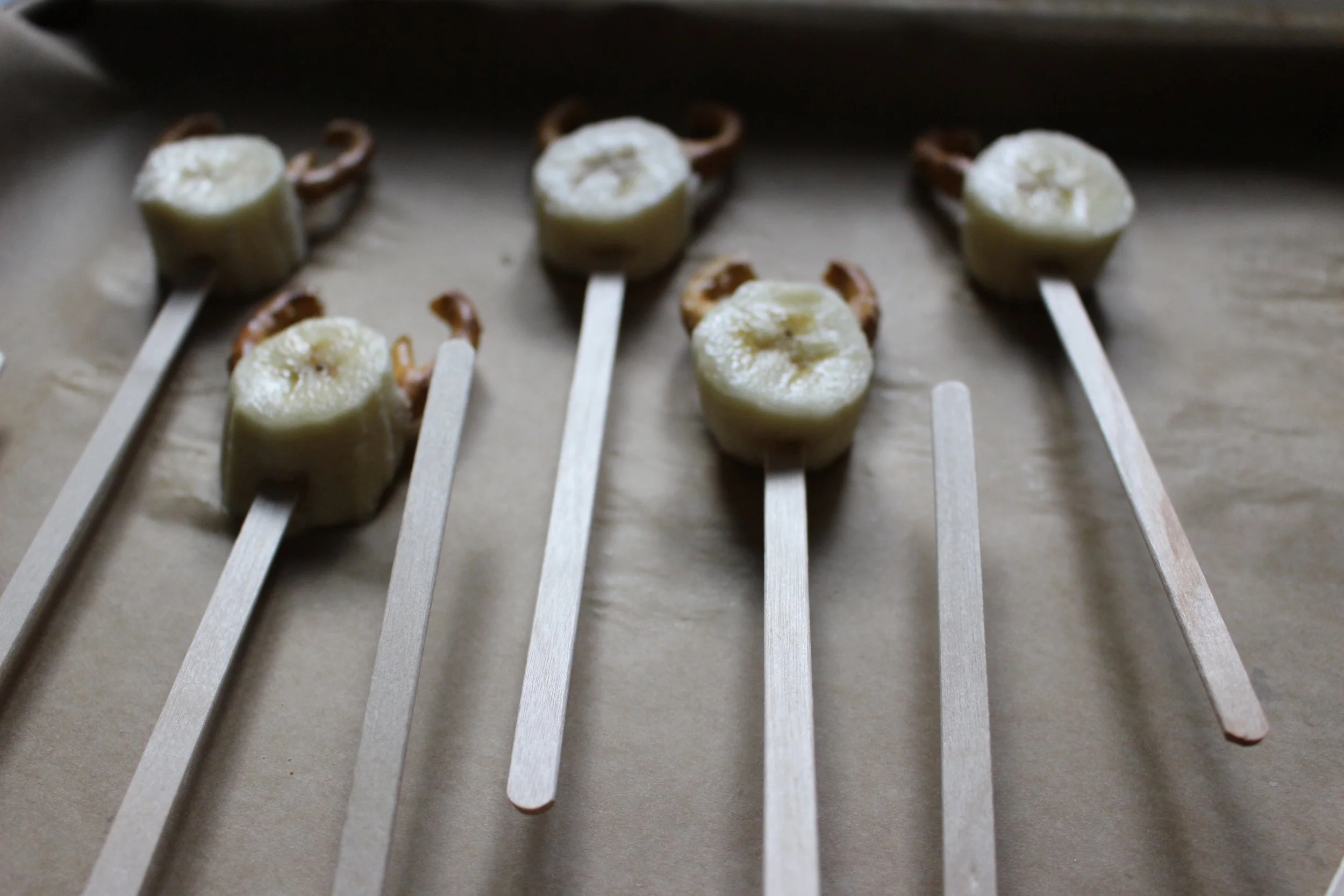 Chocolate banana reindeer pops | Me & The Moose. Sliced bananas and pretzels dipped in chocolate are an easy, festive, and healthier way to celebrate the season. #meandthemoose #bananas #snacks #pretzels #Christmassnacks #Christmasrecipes