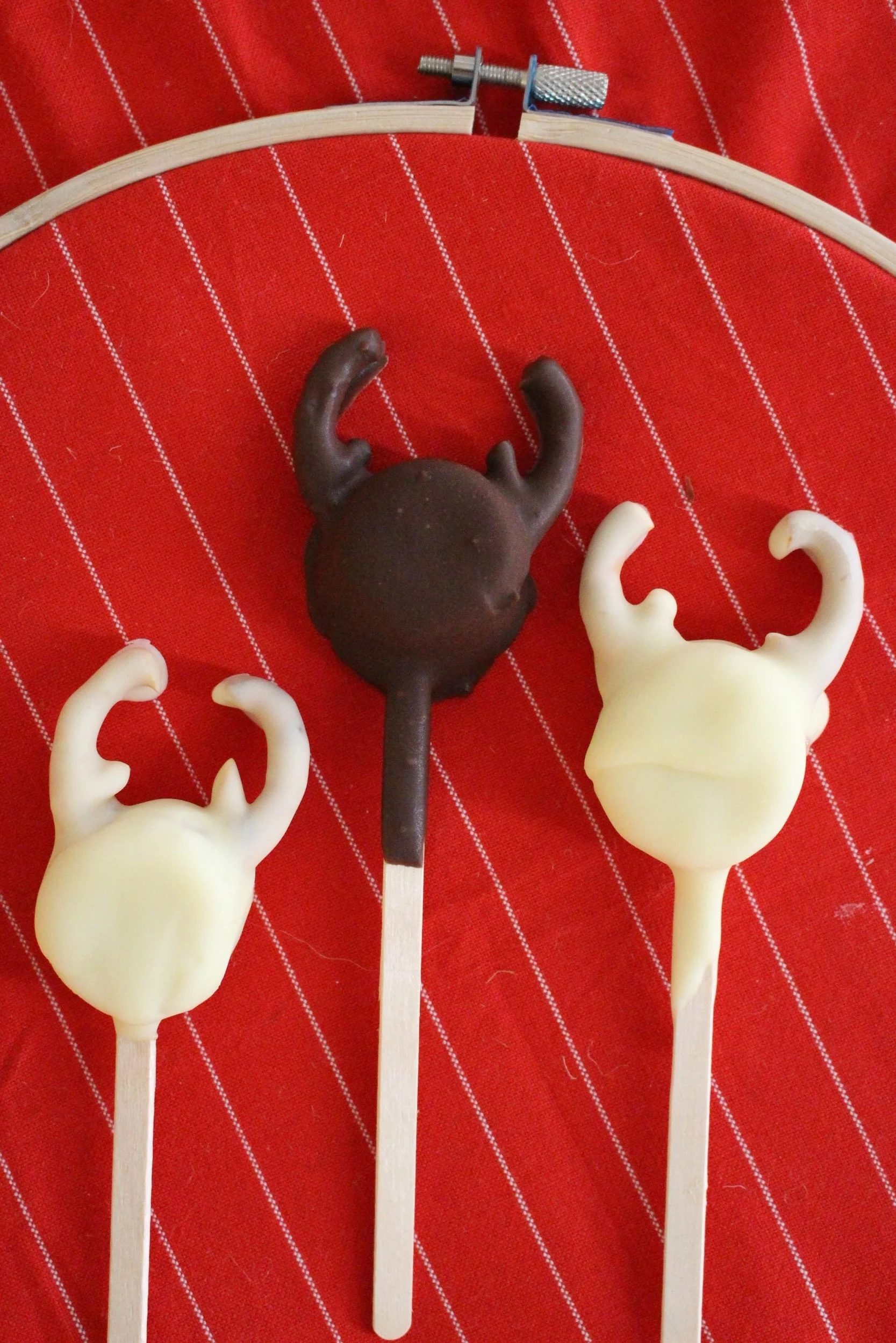 Chocolate banana reindeer pops | Me & The Moose. Sliced bananas and pretzels dipped in chocolate are an easy, festive, and healthier way to celebrate the season. #meandthemoose #bananas #snacks #pretzels #Christmassnacks #Christmasrecipes