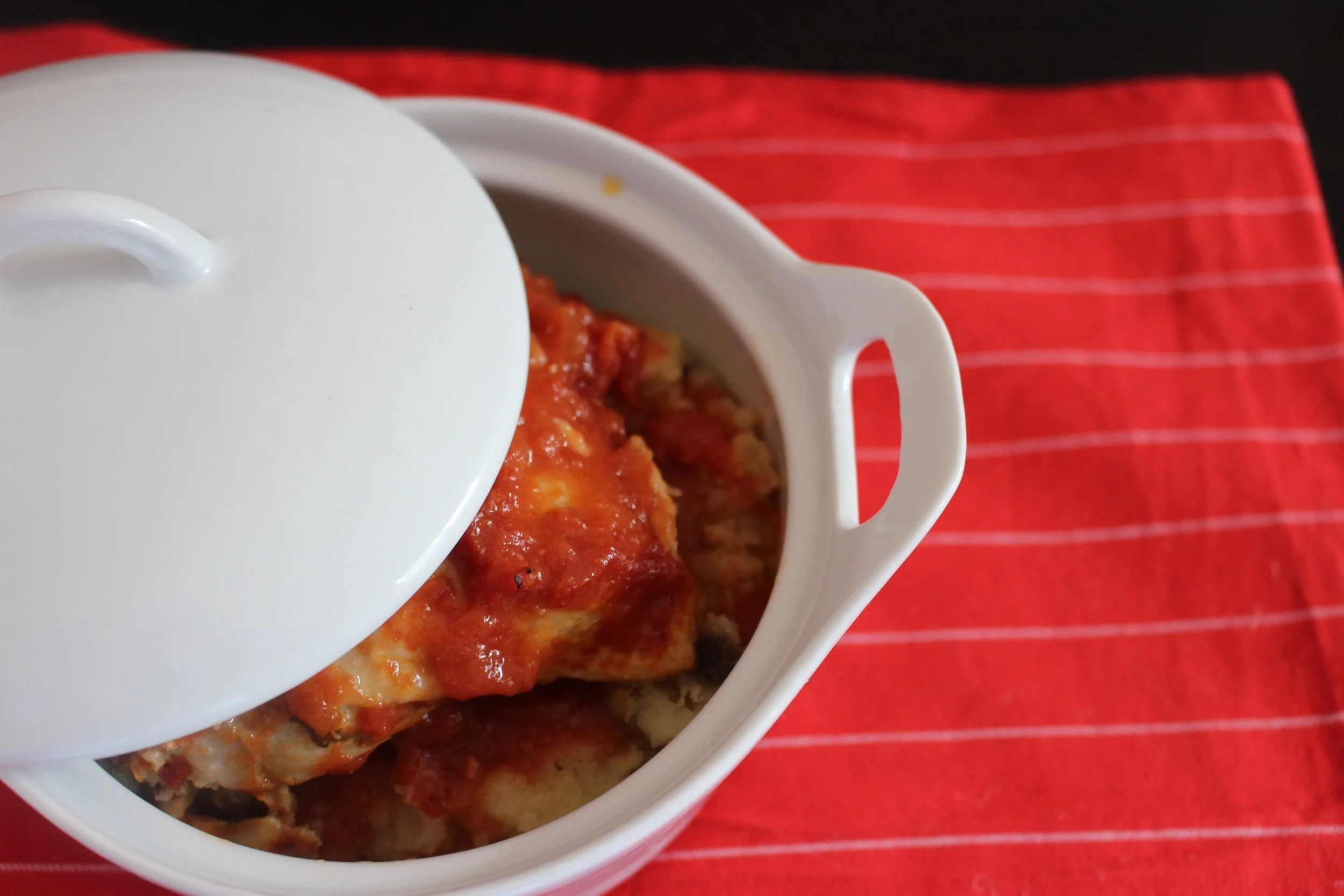 15-minute chicken | Me & The Moose. This Whole 30-compliant chicken is made with an instant pot or other pressure cooker and is ready sooo fast. It’s full of garlic and tomatoes and is incredibly savory and rich, but is also clean and simple. #meandthemoose #cleaneating #whole30 #whole30recipes #chickenrecipes #instantpot #instantpotrecipes #quickdinnerrecipes