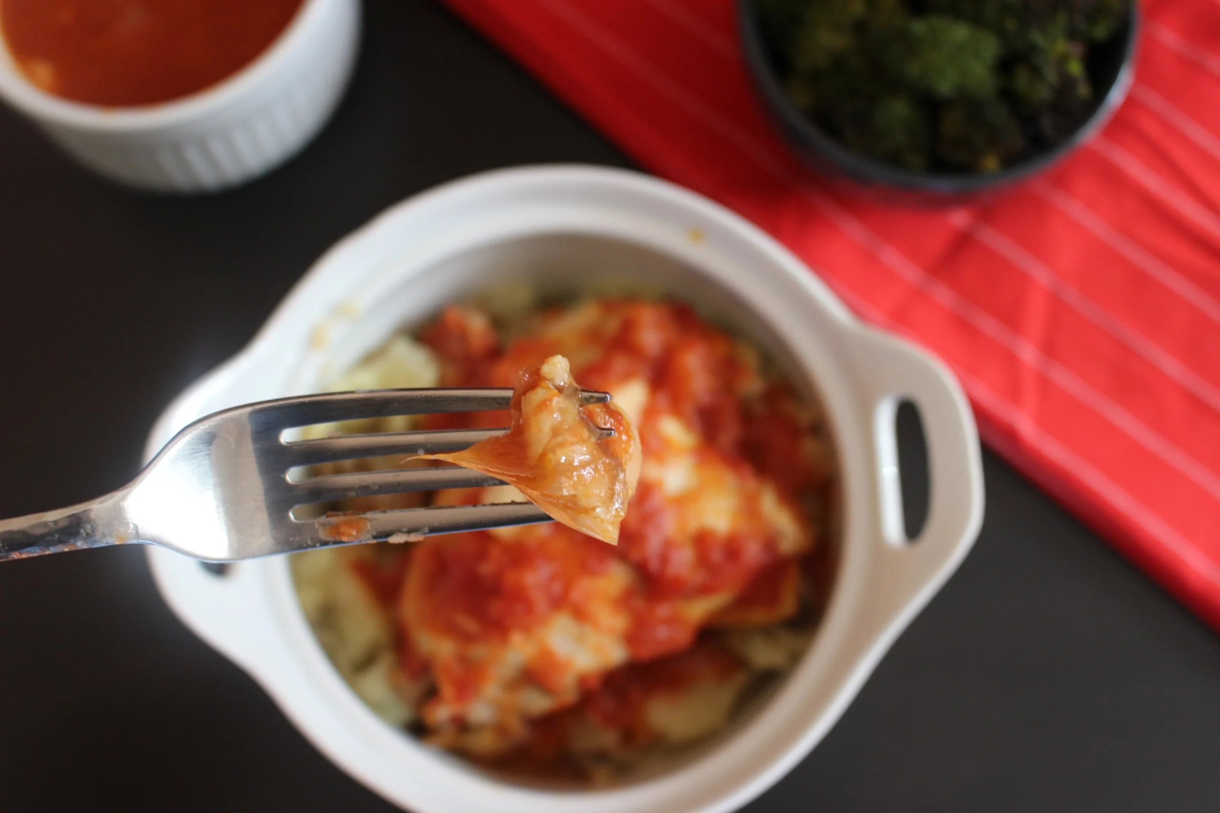 15-minute chicken | Me & The Moose. This Whole 30-compliant chicken is made with an instant pot or other pressure cooker and is ready sooo fast. It’s full of garlic and tomatoes and is incredibly savory and rich, but is also clean and simple. #meandthemoose #cleaneating #whole30 #whole30recipes #chickenrecipes #instantpot #instantpotrecipes #quickdinnerrecipes