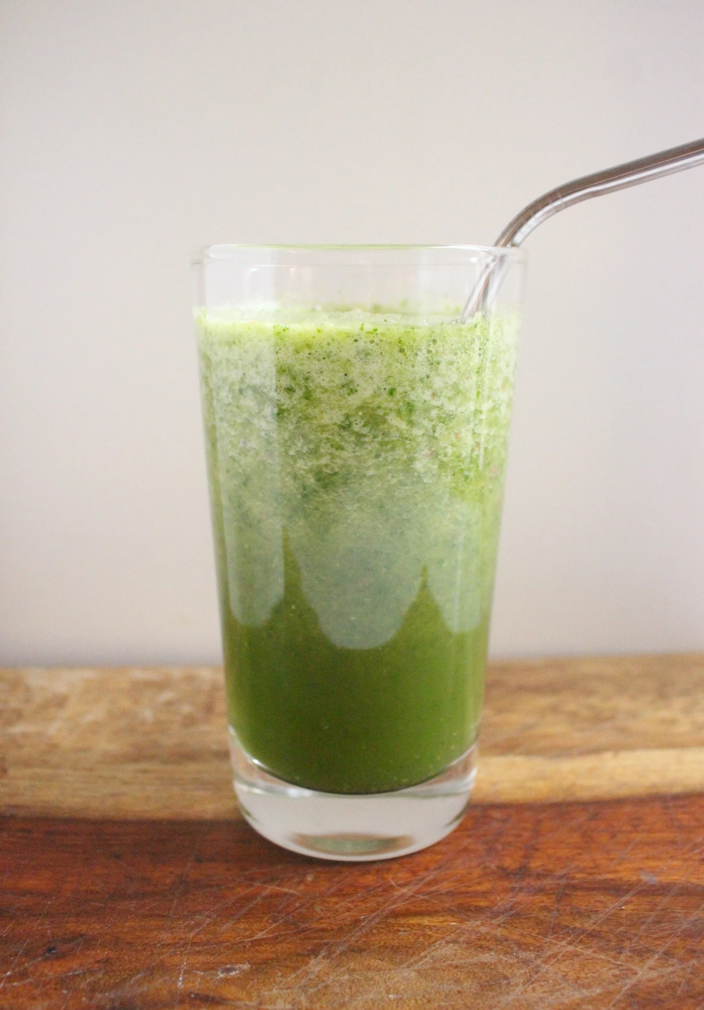 Kale smoothie | Me & The Moose. This smoothie is a bit of a whole30 cheat, but a good way to sip on some extra veggies and prolong that snack. #meandthemoose #whole30 #whole30recipes #kalesmoothie #snacks #snackrecipes #smoothierecipes