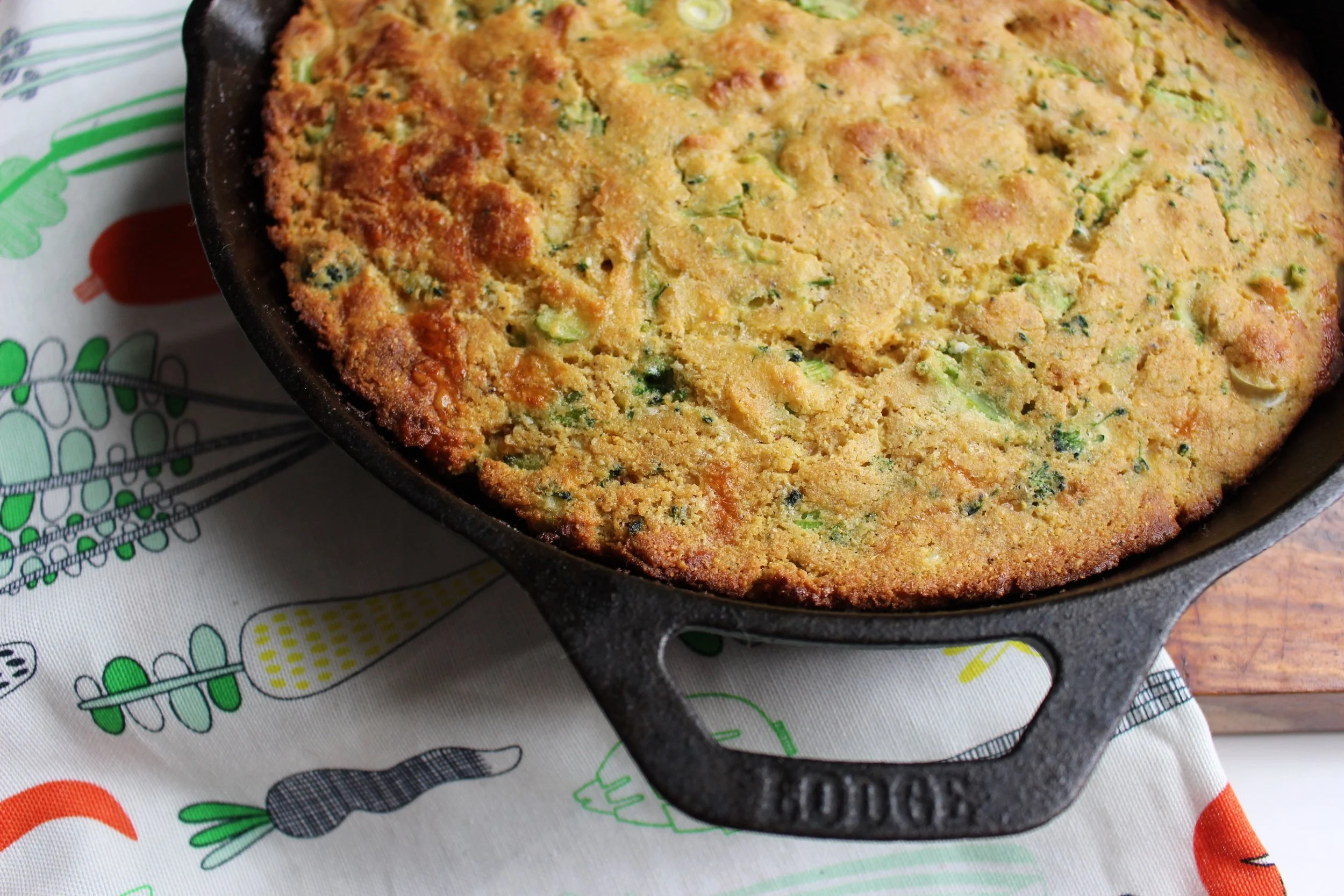 Broccoli and cheddar corn bread | Me & The Moose. Sneak in some more vegetables in your corn bread. #meandthemoose #cornbread #cornbreadrecipes #broccoliandcheddar #quickbread #hiddenveggies #sidedishes #toddlerrecipes