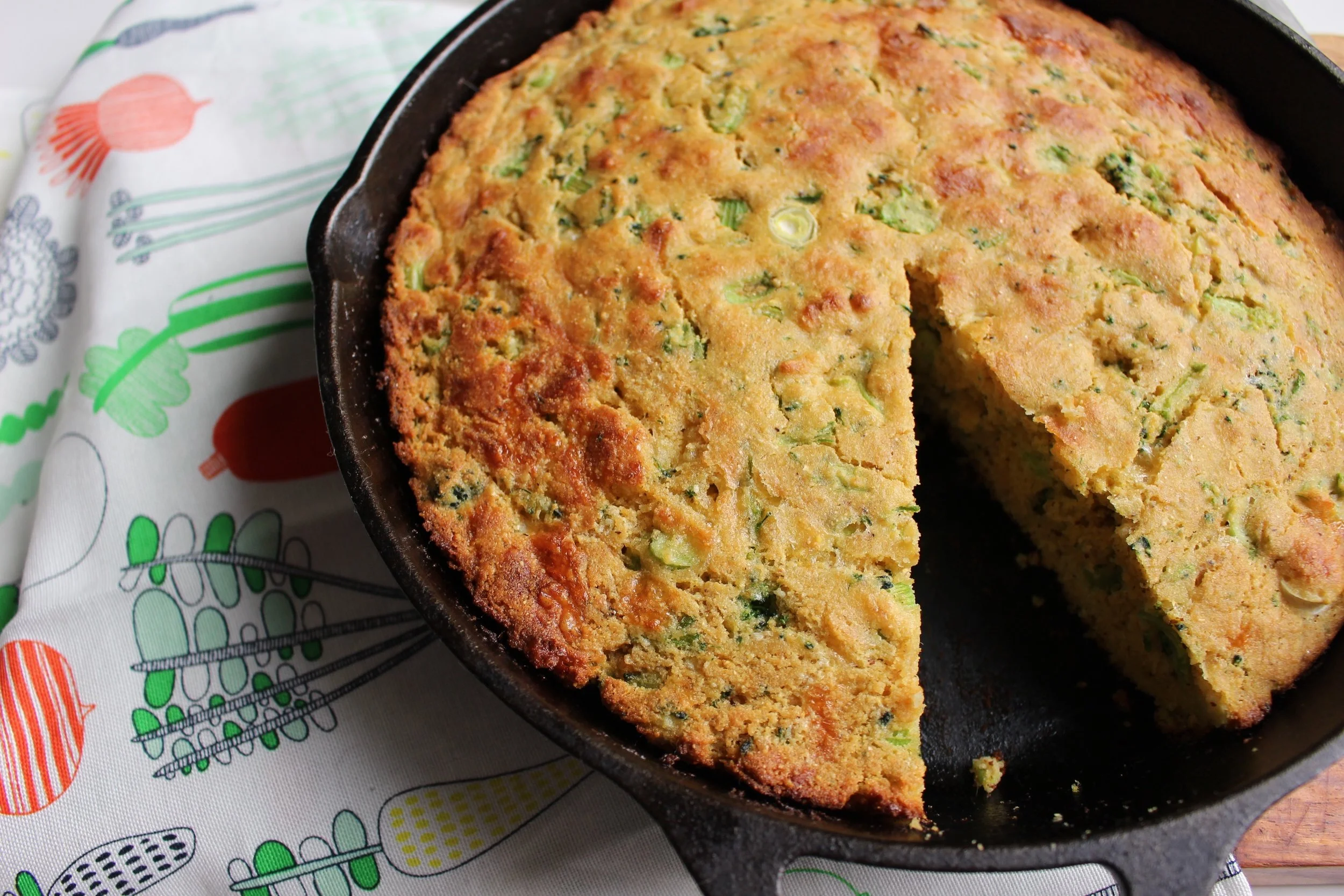 Broccoli and cheddar corn bread | Me & The Moose. Sneak in some more vegetables in your corn bread. #meandthemoose #cornbread #cornbreadrecipes #broccoliandcheddar #quickbread #hiddenveggies #sidedishes #toddlerrecipes